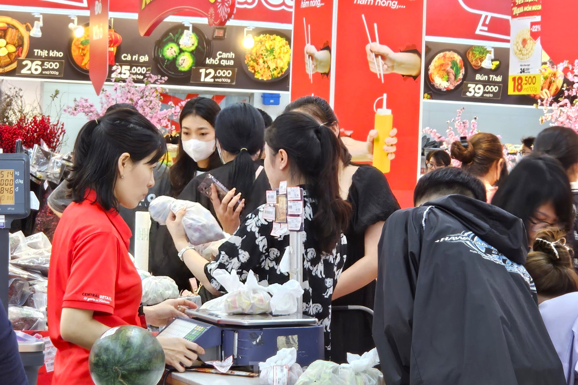 Cảnh trái ngược giữa siêu thị và chợ truyền thống ngày giáp Tết - Ảnh 11