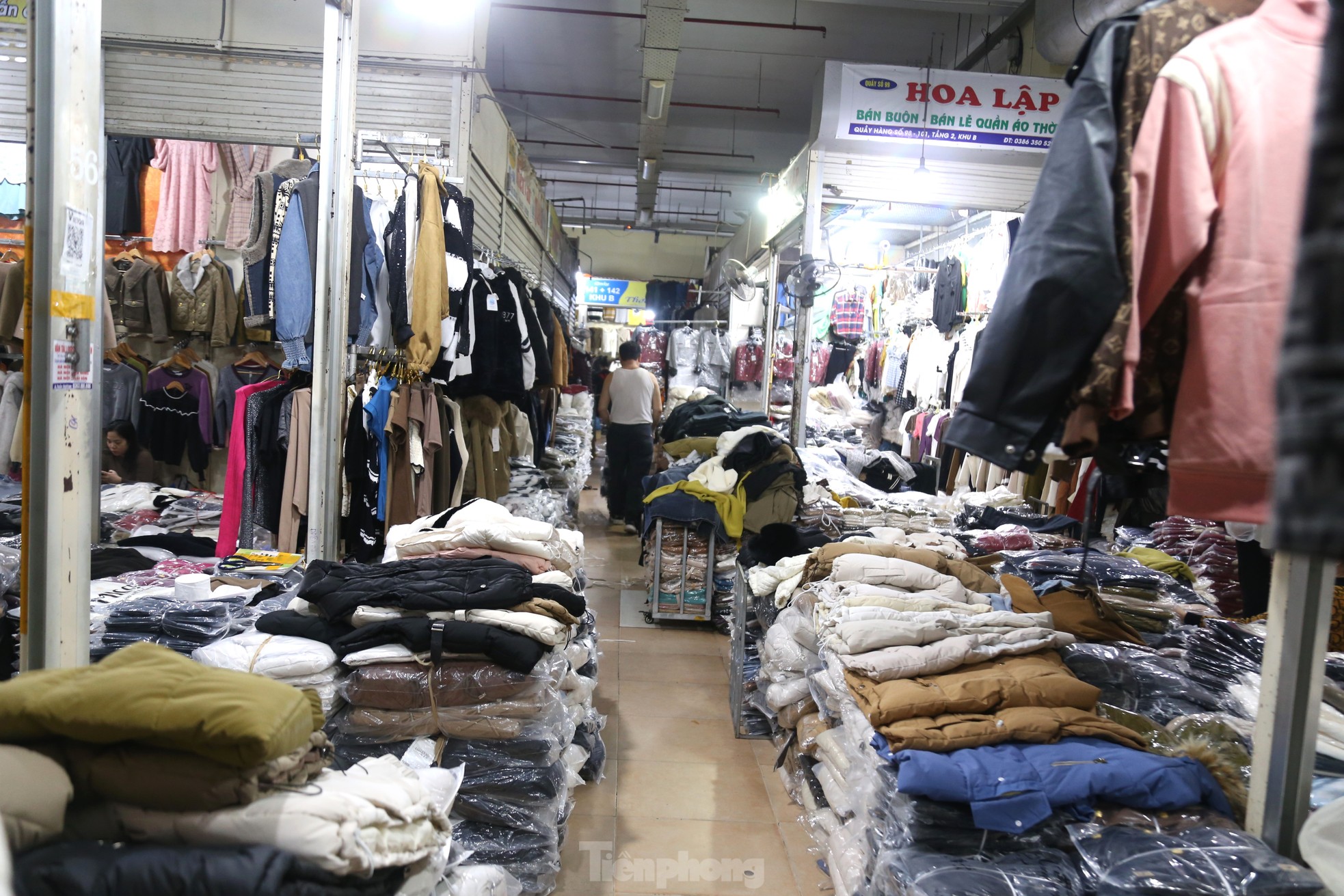 Cảnh trái ngược giữa siêu thị và chợ truyền thống ngày giáp Tết - Ảnh 12