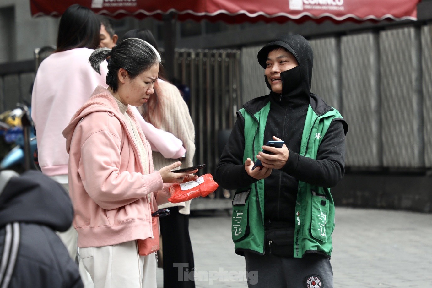 Shipper mùa Tết 'trúng đậm' - Ảnh 8