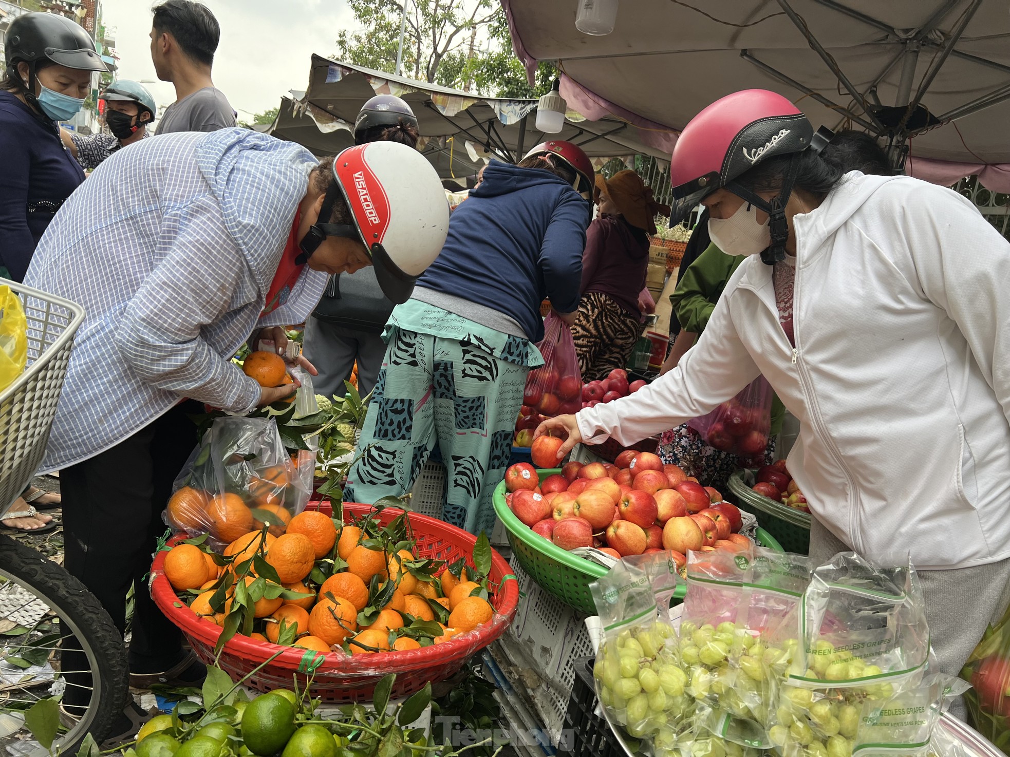 Phiên chợ 30 Tết: Chỉ cần hàng đẹp là xuống tiền - Ảnh 2