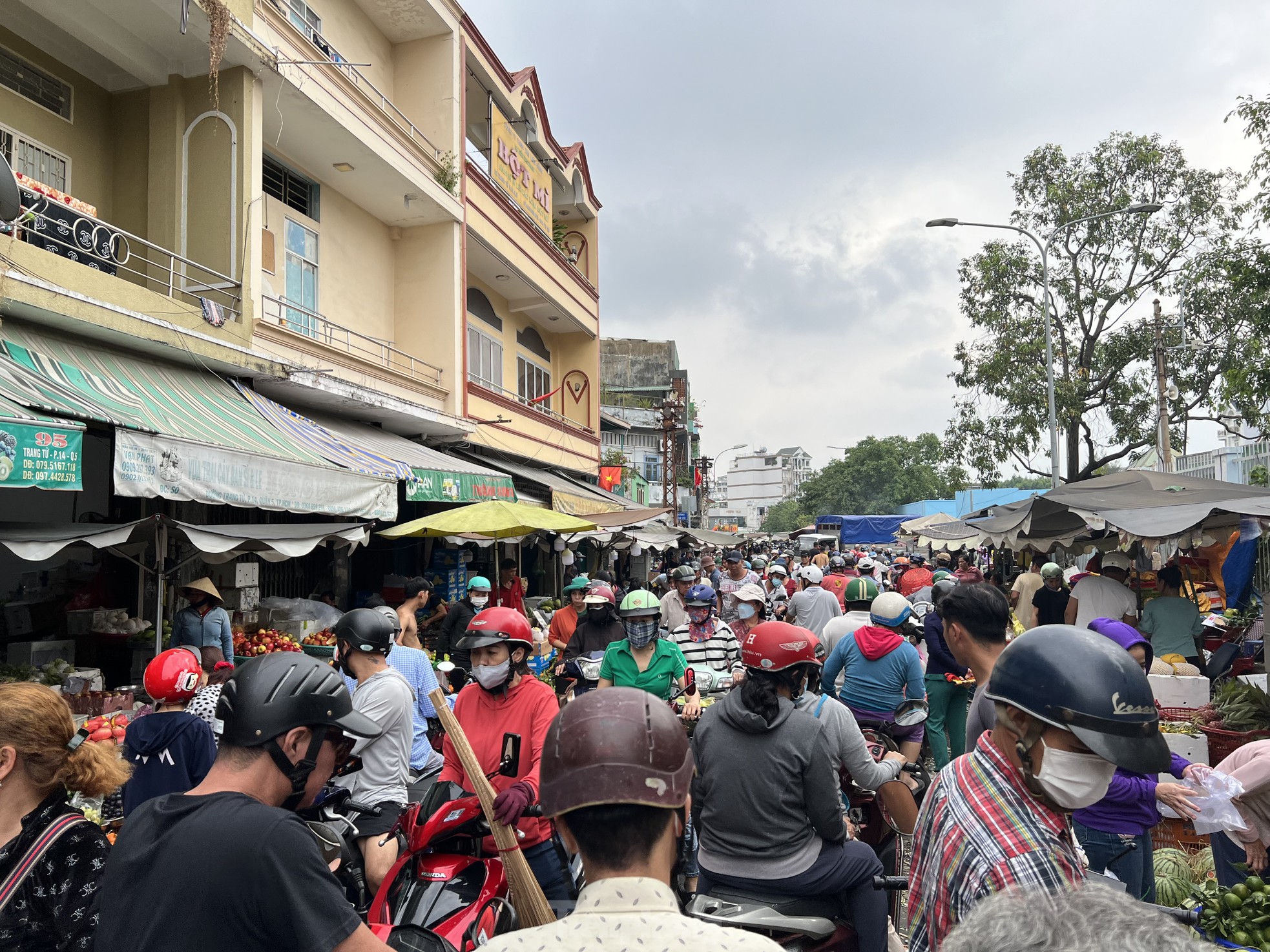 Phiên chợ 30 Tết: Chỉ cần hàng đẹp là xuống tiền - Ảnh 11