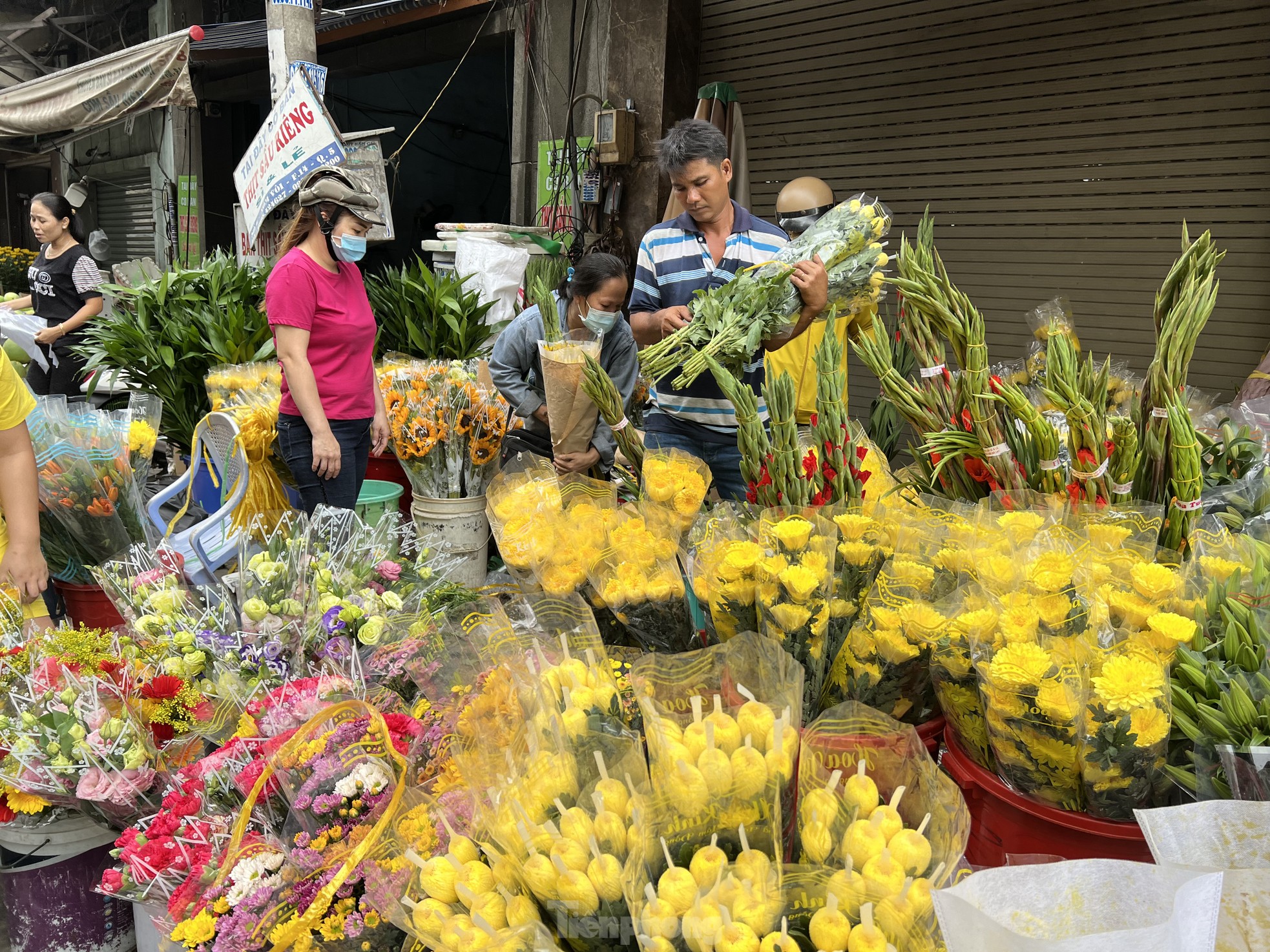 Phiên chợ 30 Tết: Chỉ cần hàng đẹp là xuống tiền - Ảnh 7