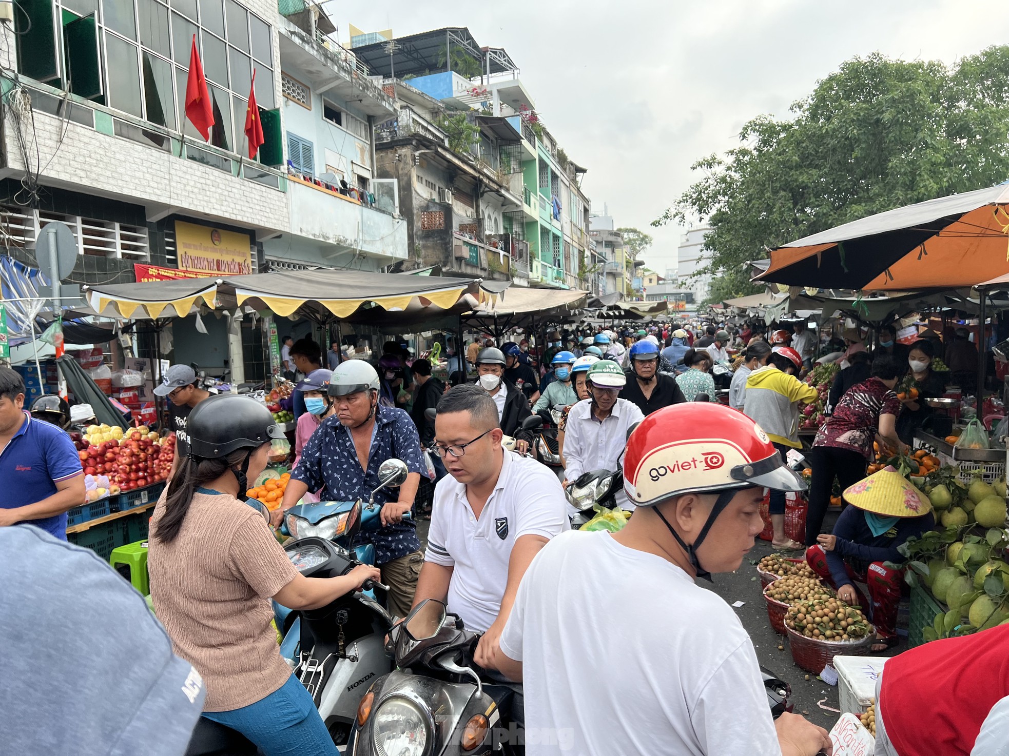 Phiên chợ 30 Tết: Chỉ cần hàng đẹp là xuống tiền - Ảnh 10