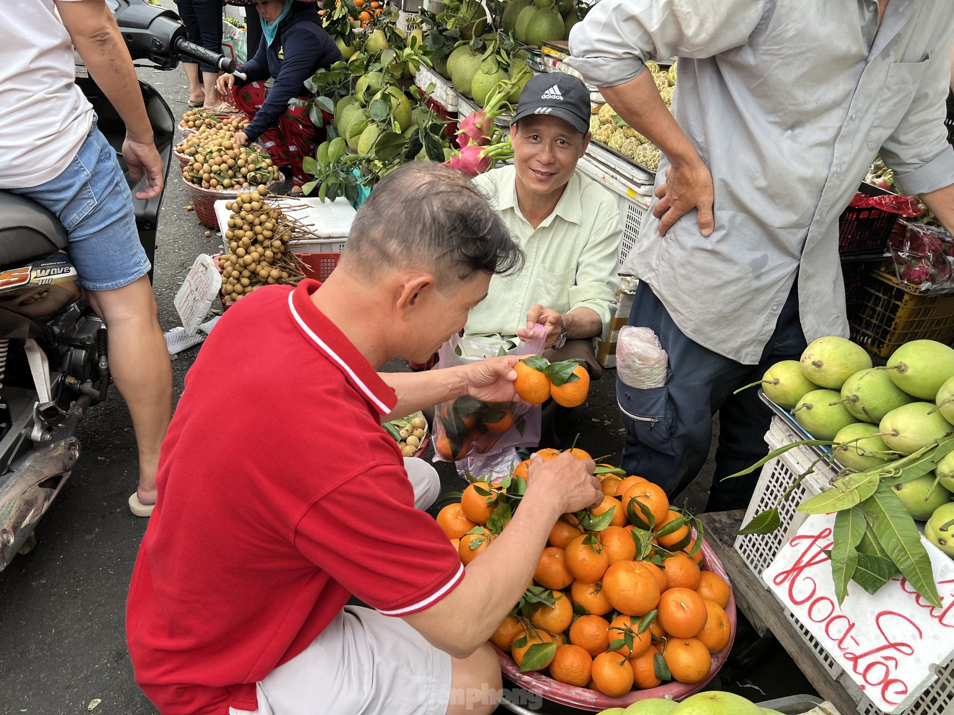 Phiên chợ 30 Tết: Chỉ cần hàng đẹp là xuống tiền - Ảnh 4