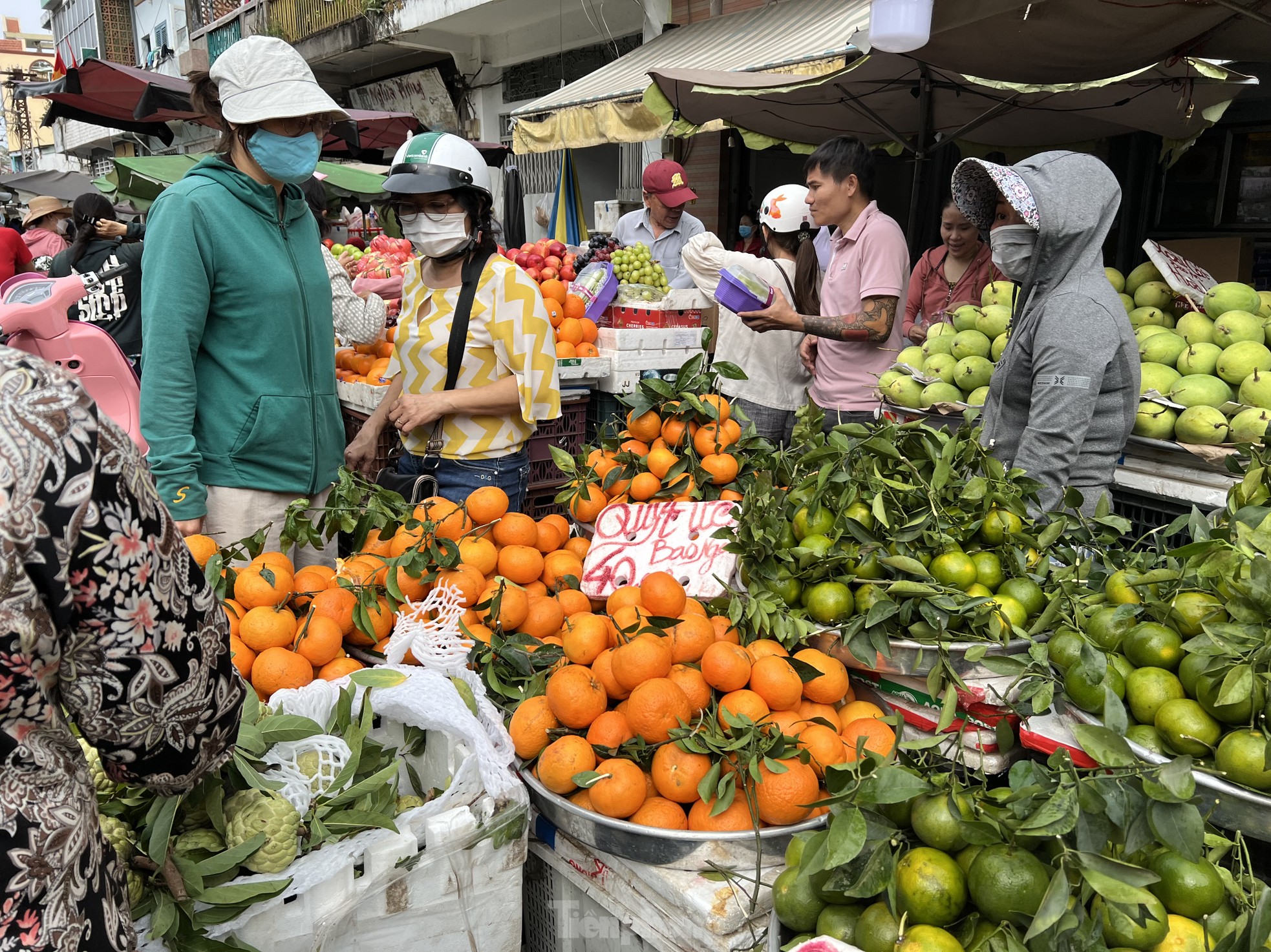 Phiên chợ 30 Tết: Chỉ cần hàng đẹp là xuống tiền - Ảnh 5