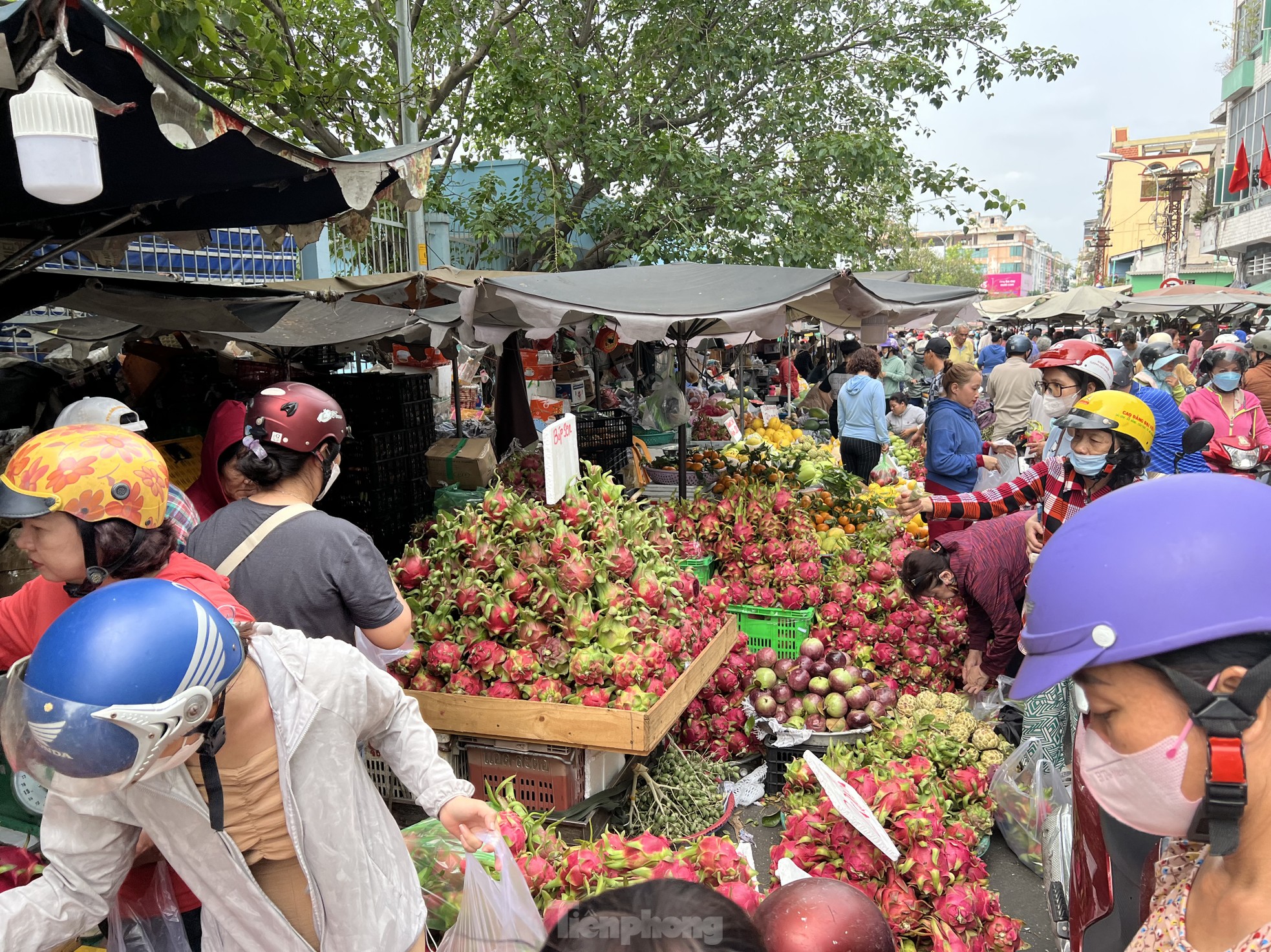 Phiên chợ 30 Tết: Chỉ cần hàng đẹp là xuống tiền - Ảnh 6