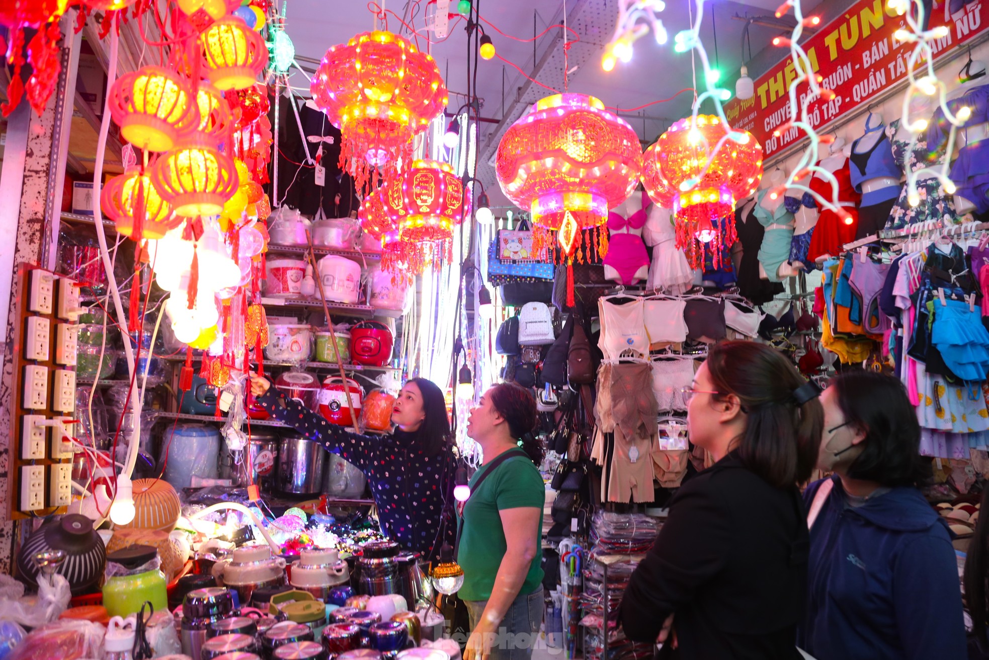 Cảnh trái ngược giữa siêu thị và chợ truyền thống ngày giáp Tết - Ảnh 14