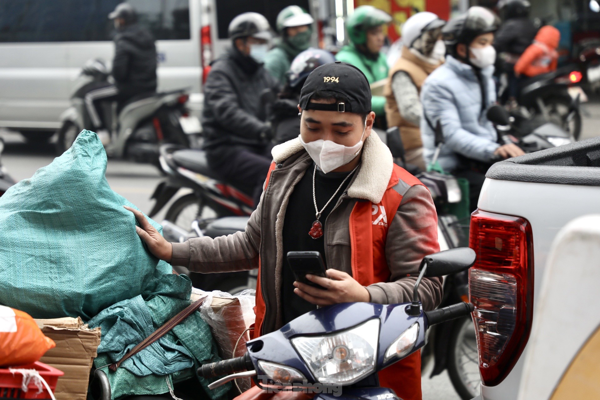 Shipper mùa Tết 'trúng đậm' - Ảnh 1