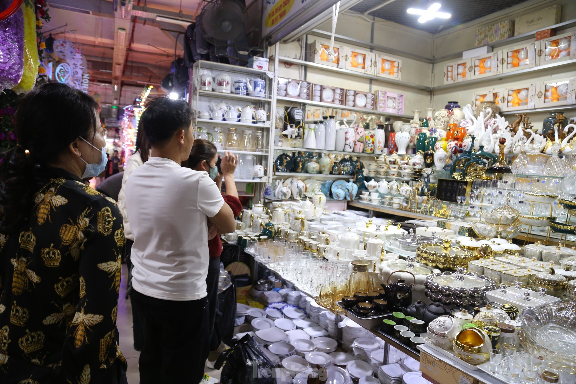 Cảnh trái ngược giữa siêu thị và chợ truyền thống ngày giáp Tết - Ảnh 13