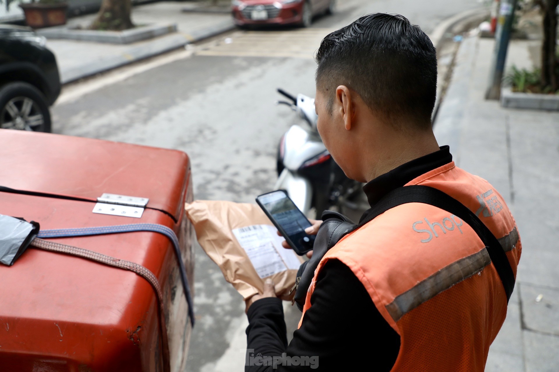 Shipper mùa Tết 'trúng đậm' - Ảnh 9