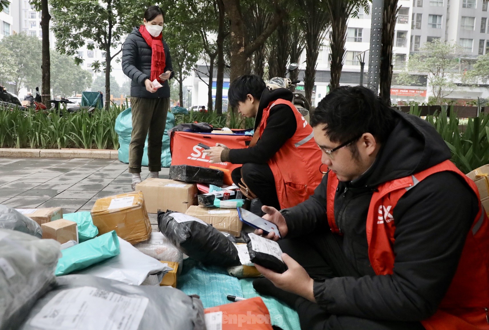 Shipper mùa Tết 'trúng đậm' - Ảnh 4