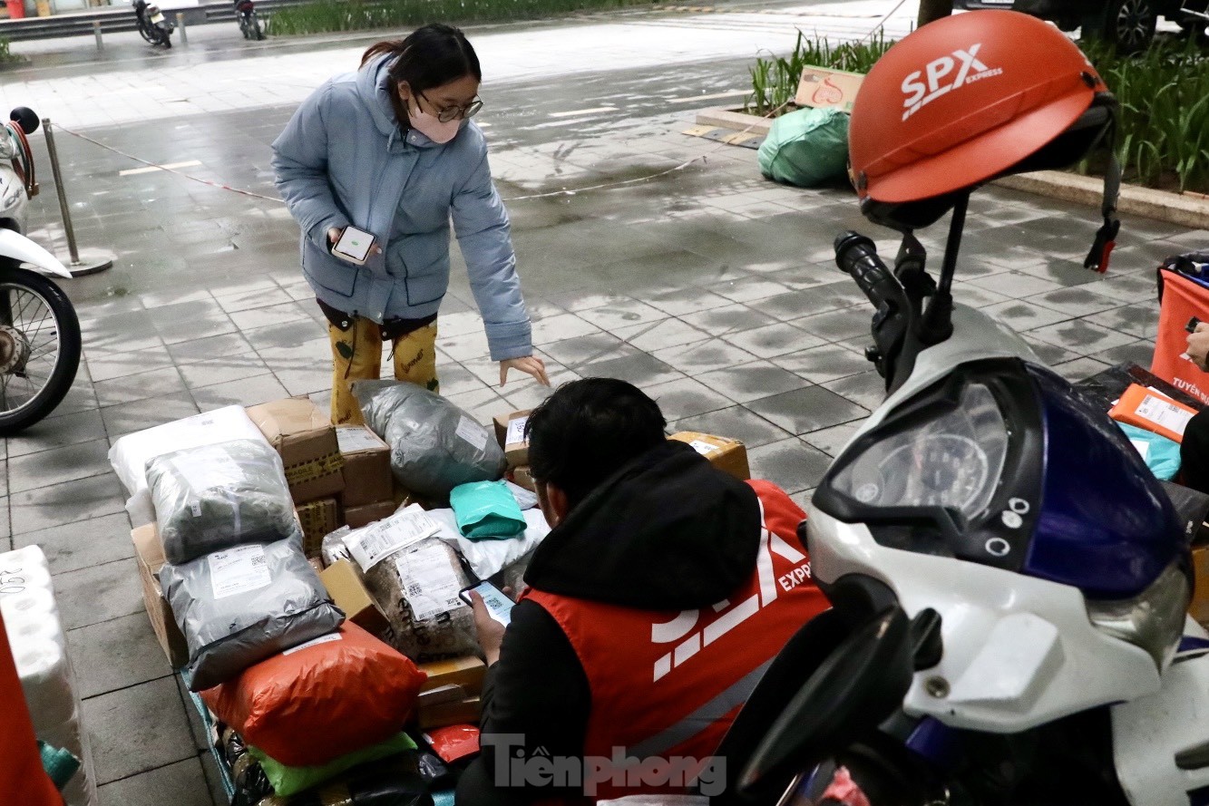 Shipper mùa Tết 'trúng đậm' - Ảnh 5