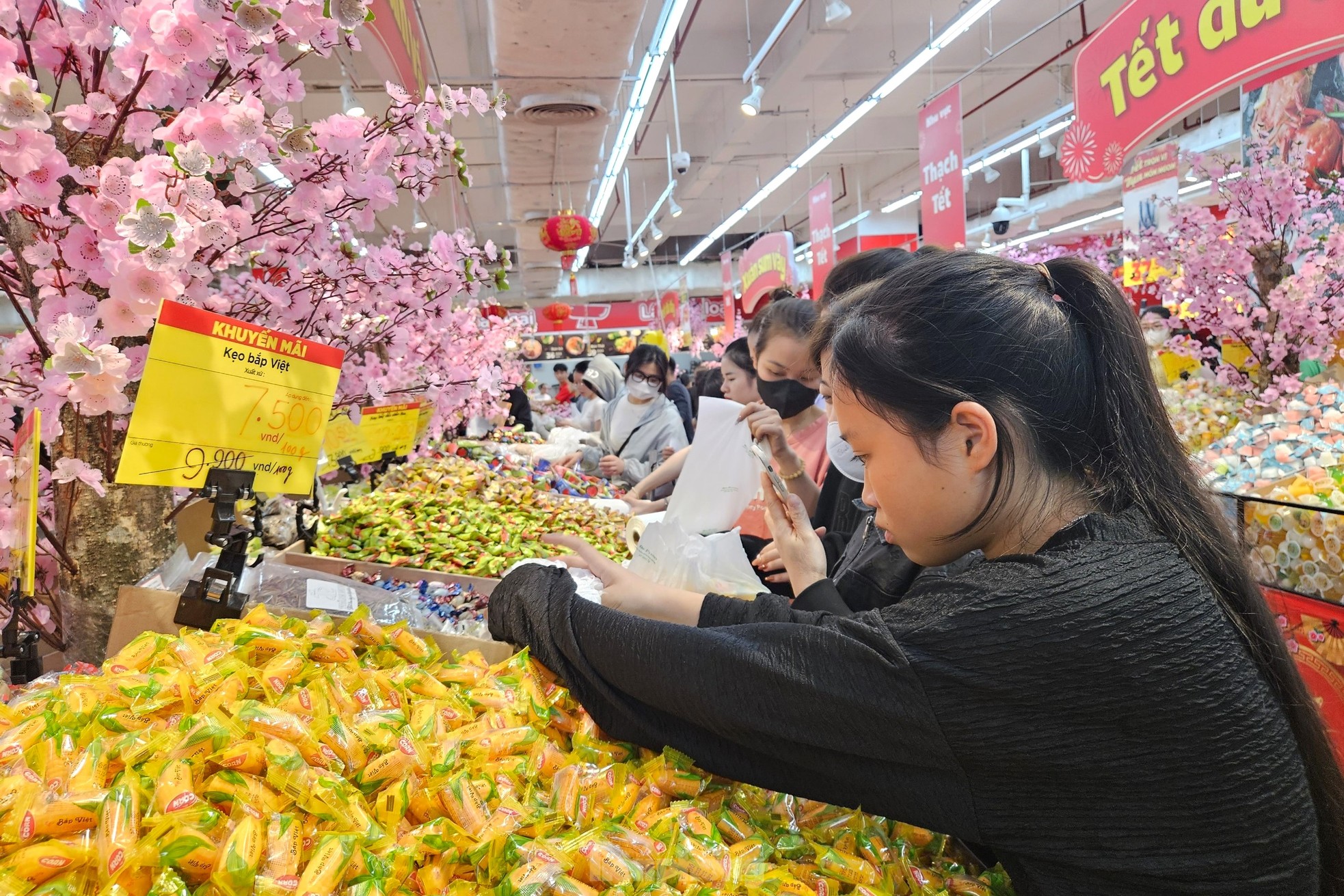 Cảnh trái ngược giữa siêu thị và chợ truyền thống ngày giáp Tết - Ảnh 3