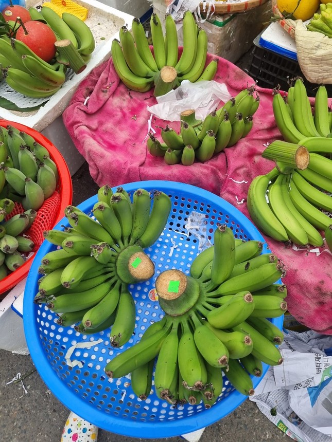 Hà Nội 29 Tết: Gần nửa triệu đồng một nải chuối xanh - Ảnh 1