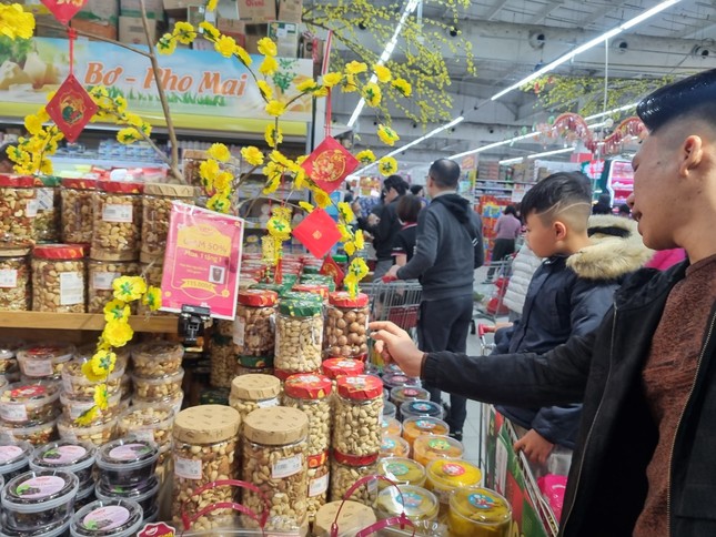 Hà Nội 29 Tết: Gần nửa triệu đồng một nải chuối xanh - Ảnh 2