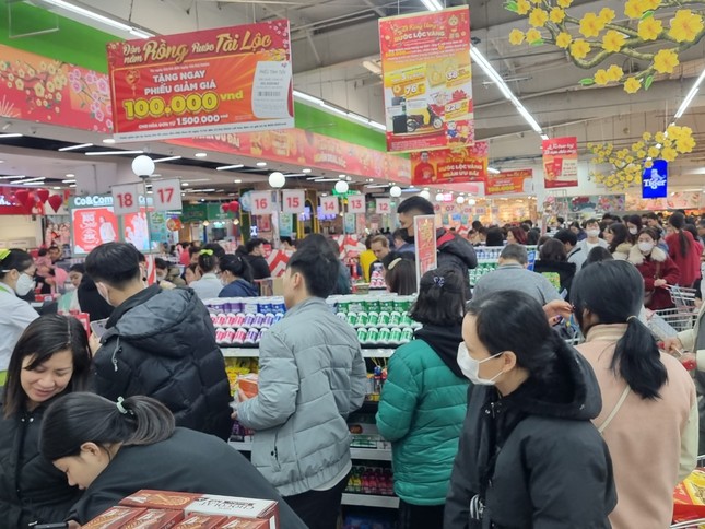 Hà Nội 29 Tết: Gần nửa triệu đồng một nải chuối xanh - Ảnh 4