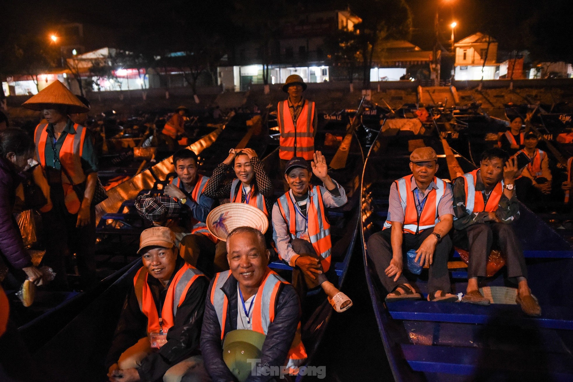 Khai hội Chùa Hương: Vắng vẻ bất ngờ, lái đò ngóng khách - Ảnh 8