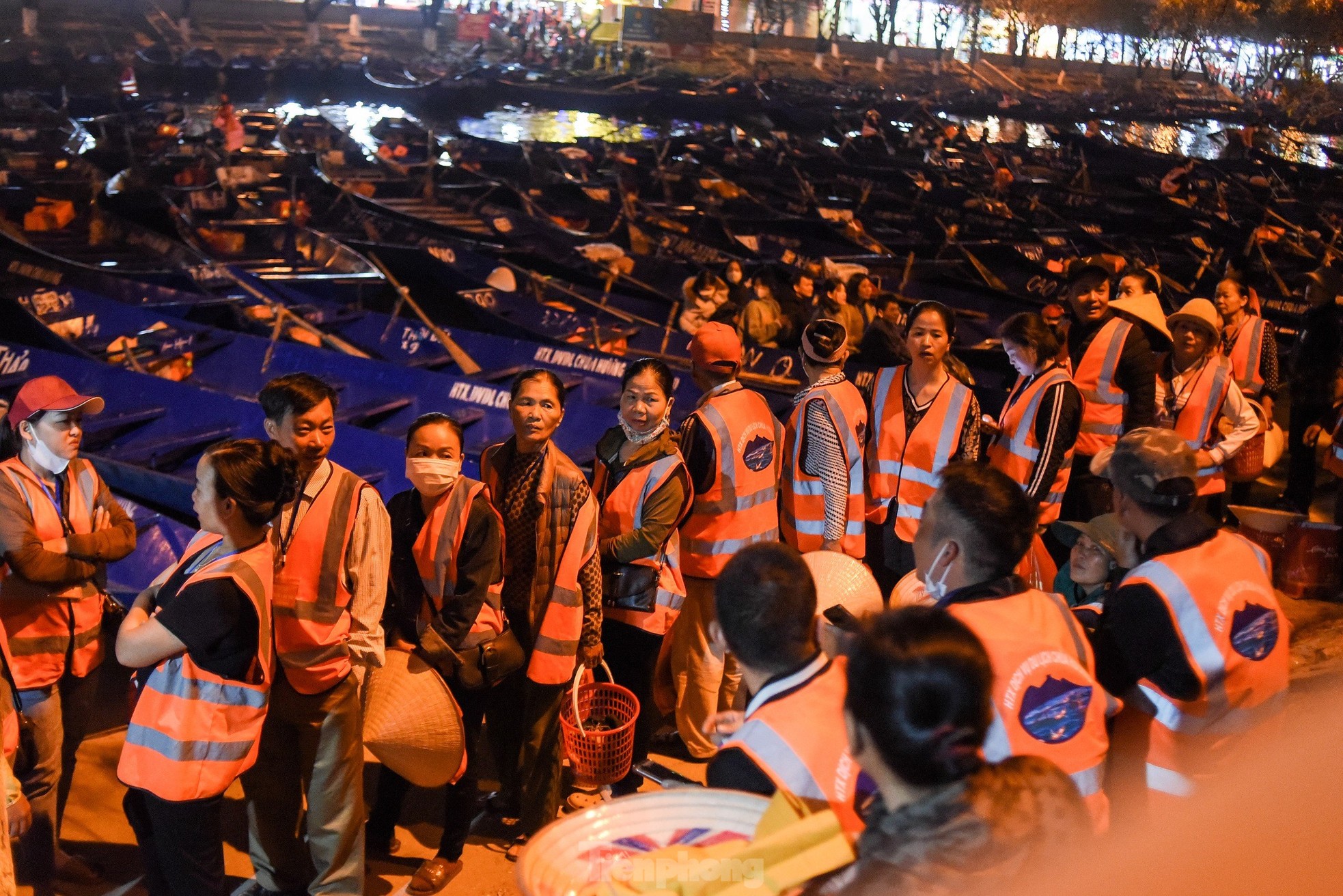 Khai hội Chùa Hương: Vắng vẻ bất ngờ, lái đò ngóng khách - Ảnh 5