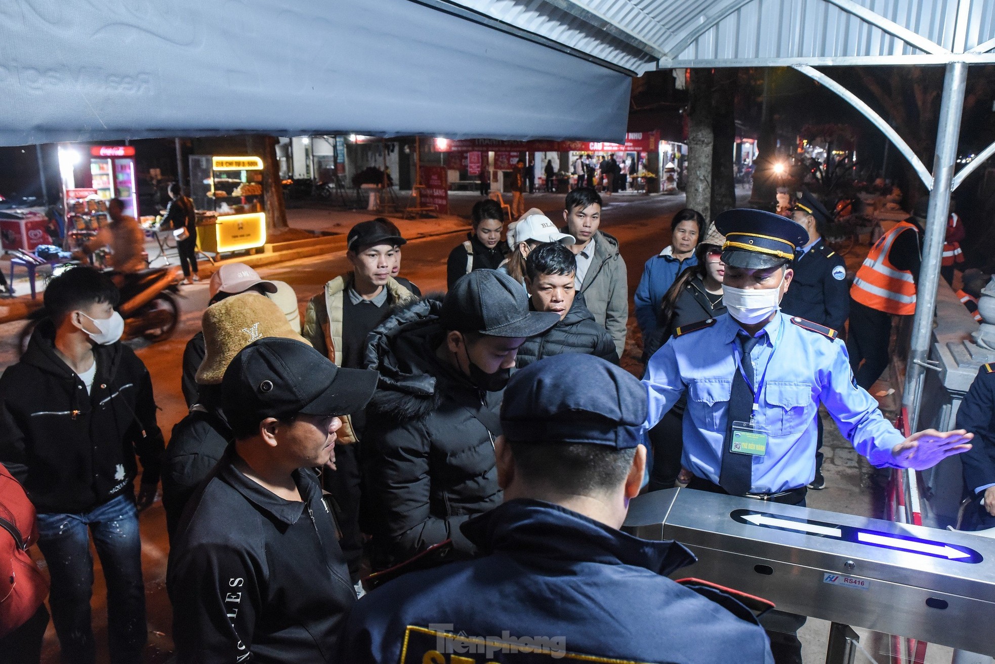 Khai hội Chùa Hương: Vắng vẻ bất ngờ, lái đò ngóng khách - Ảnh 2