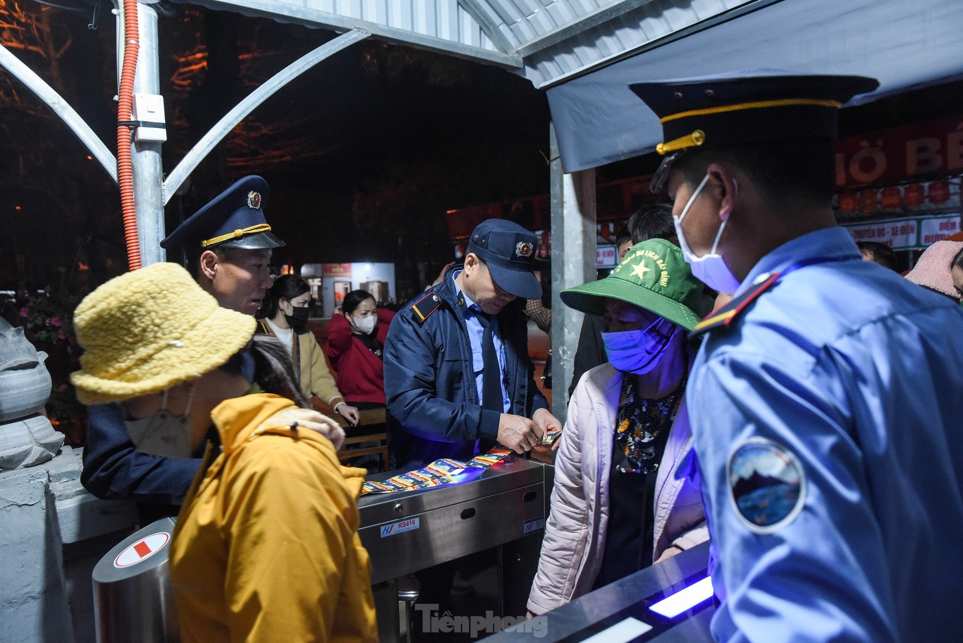 Khai hội Chùa Hương: Vắng vẻ bất ngờ, lái đò ngóng khách - Ảnh 4