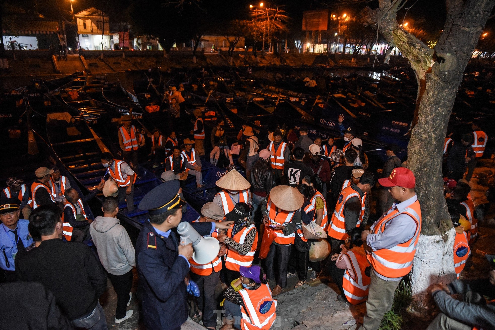 Khai hội Chùa Hương: Vắng vẻ bất ngờ, lái đò ngóng khách - Ảnh 3