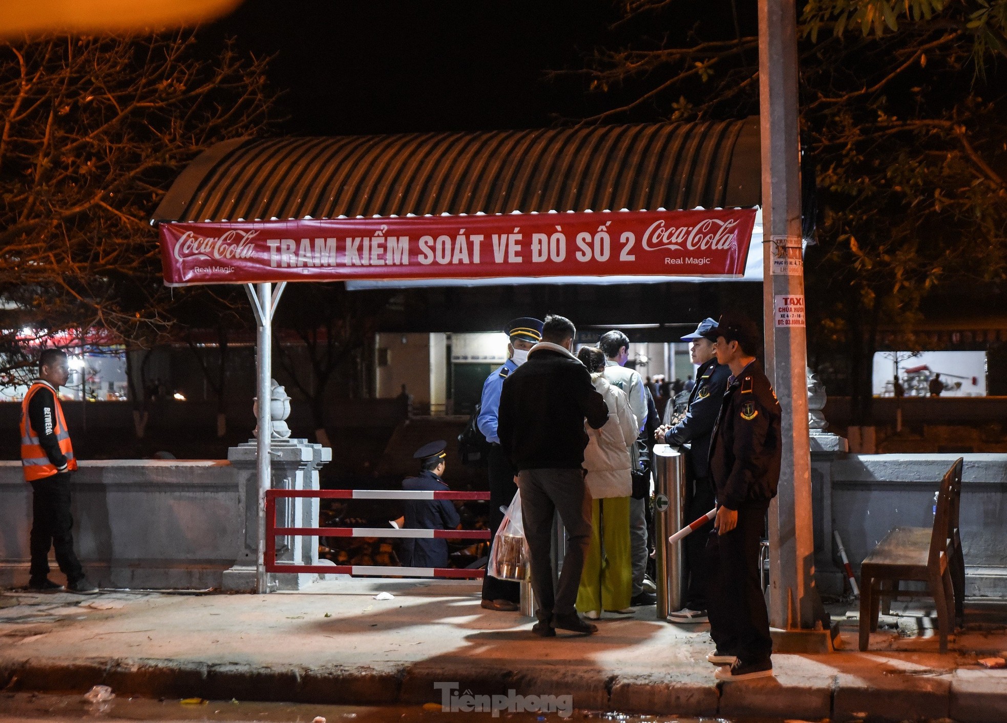 Khai hội Chùa Hương: Vắng vẻ bất ngờ, lái đò ngóng khách - Ảnh 1