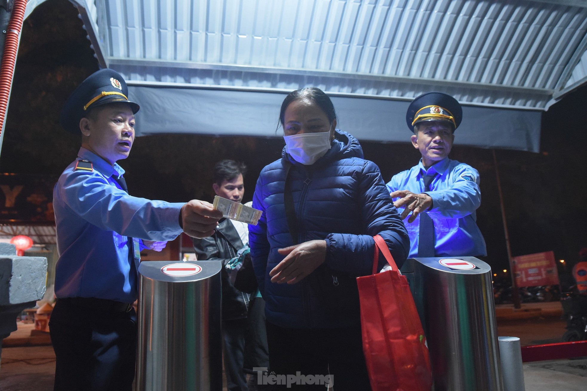 Khai hội Chùa Hương: Vắng vẻ bất ngờ, lái đò ngóng khách - Ảnh 7