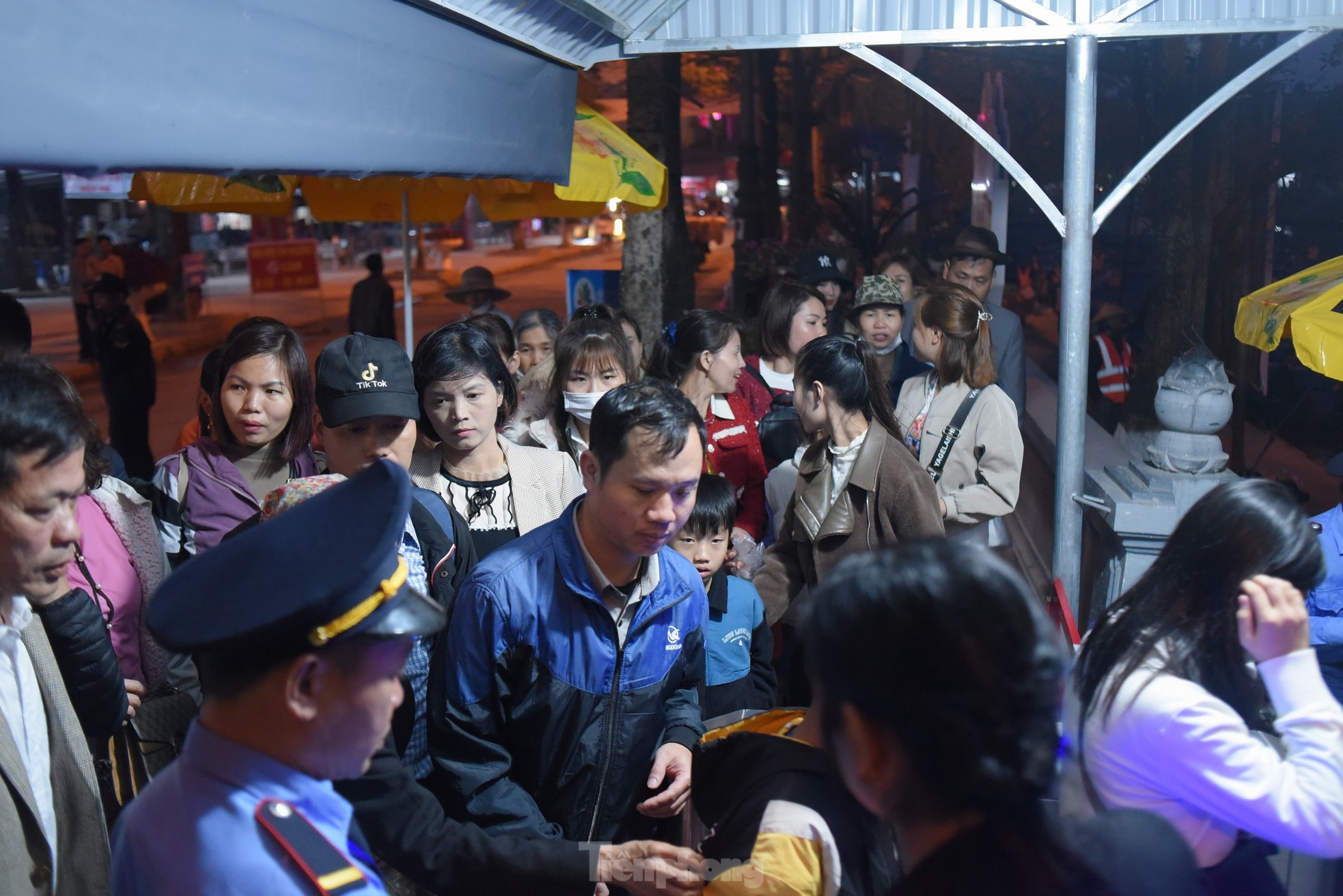 Khai hội Chùa Hương: Vắng vẻ bất ngờ, lái đò ngóng khách - Ảnh 10