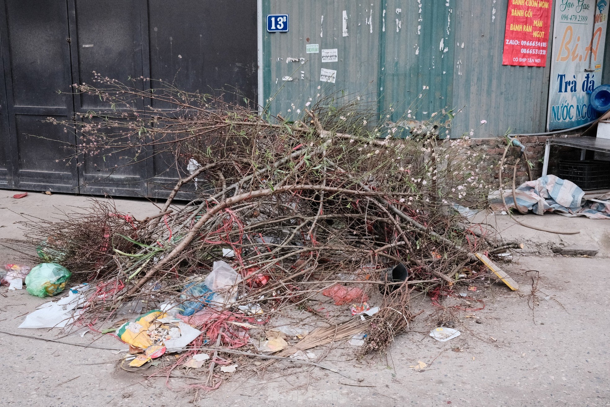 Xả đào kịch sàn sau Tết, tiểu thương vẫn ngán ngẩm lắc đầu - Ảnh 7