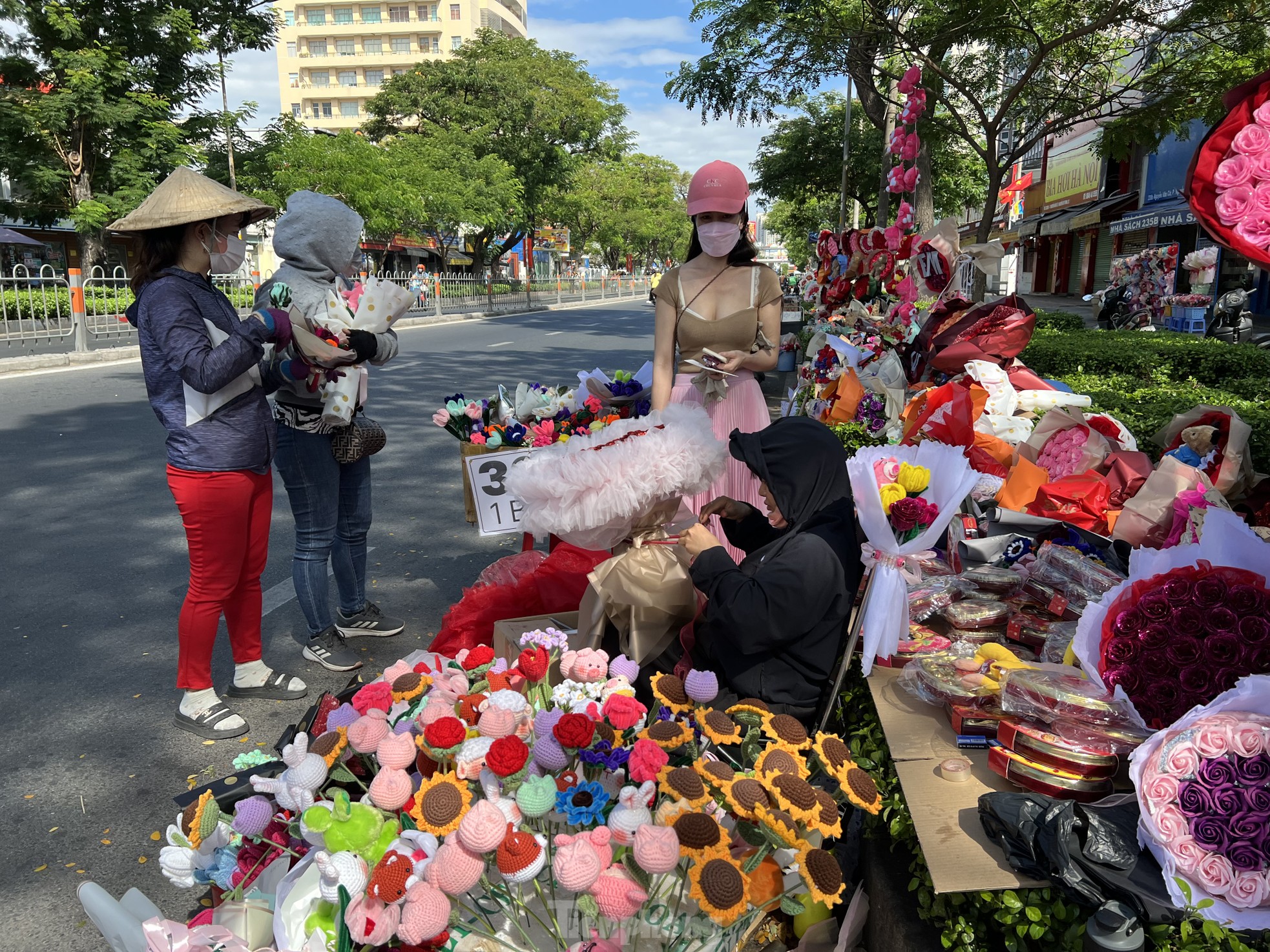 Hoa hồng tươi giảm giá, sức mua chậm trong ngày lễ Tình nhân - Ảnh 7