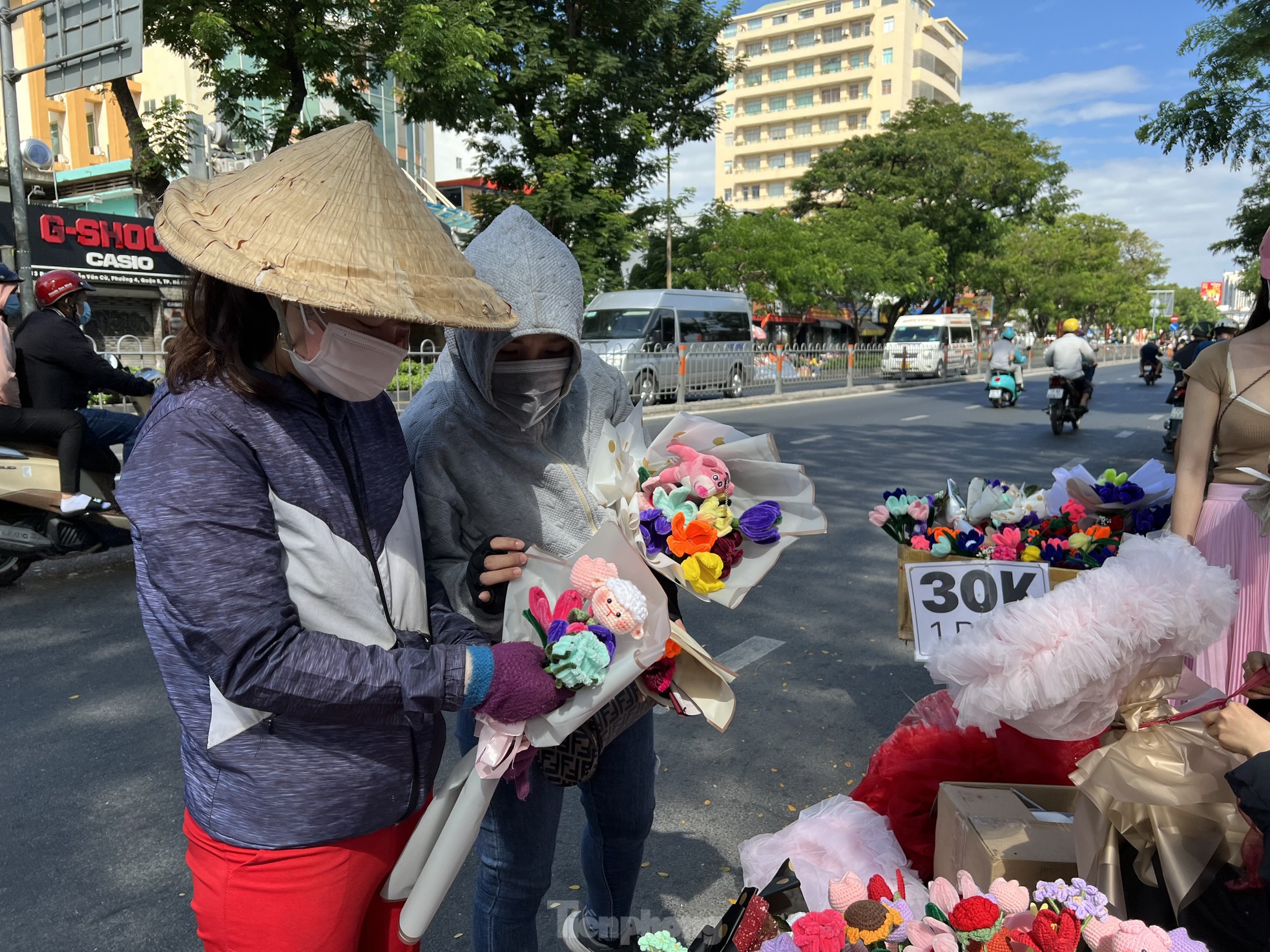 Hoa hồng tươi giảm giá, sức mua chậm trong ngày lễ Tình nhân - Ảnh 8