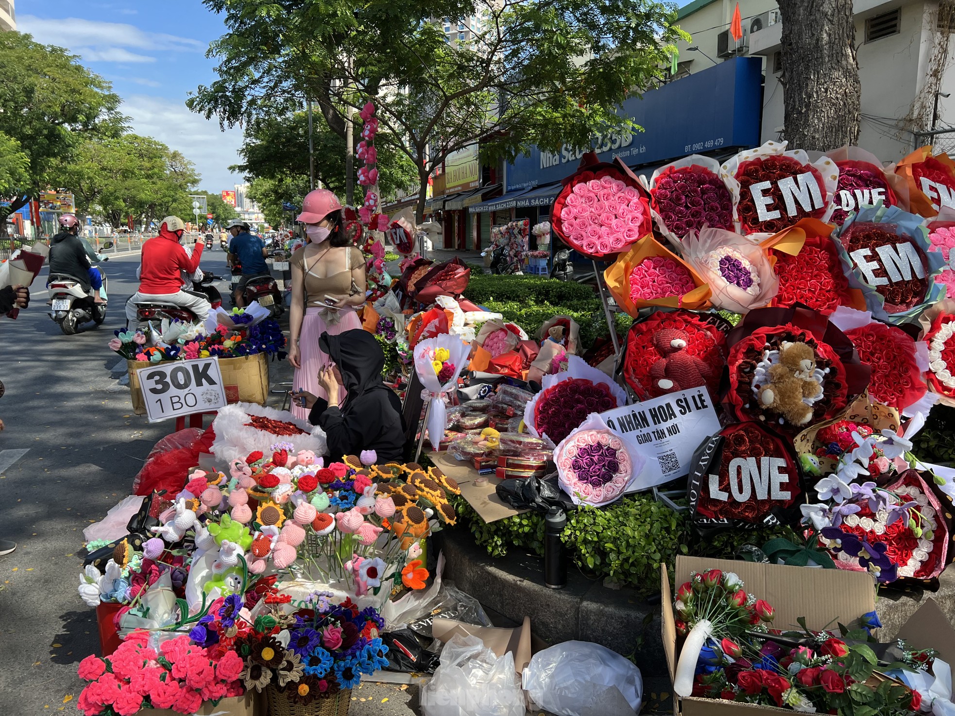 Hoa hồng tươi giảm giá, sức mua chậm trong ngày lễ Tình nhân - Ảnh 6