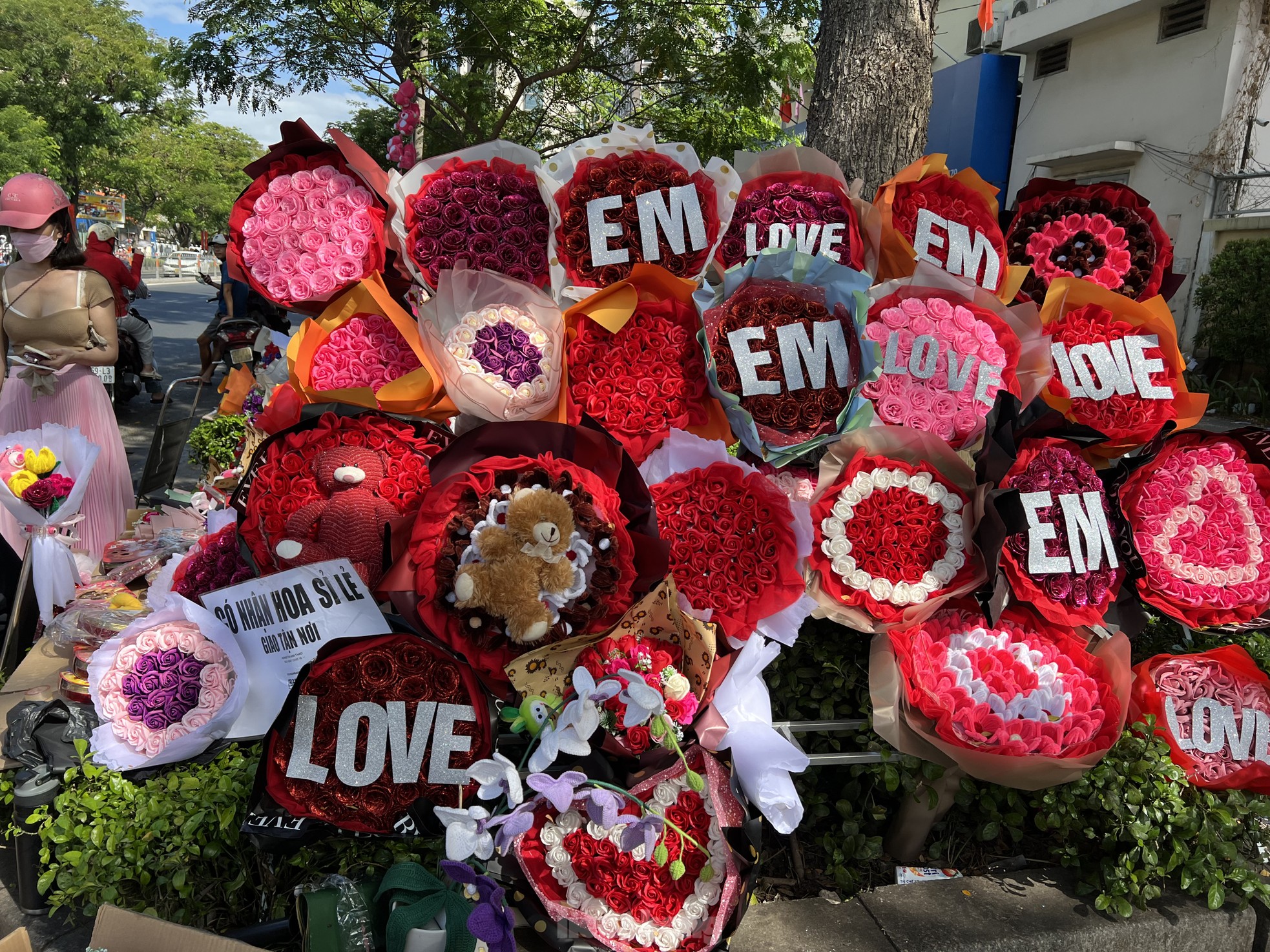 Hoa hồng tươi giảm giá, sức mua chậm trong ngày lễ Tình nhân - Ảnh 11