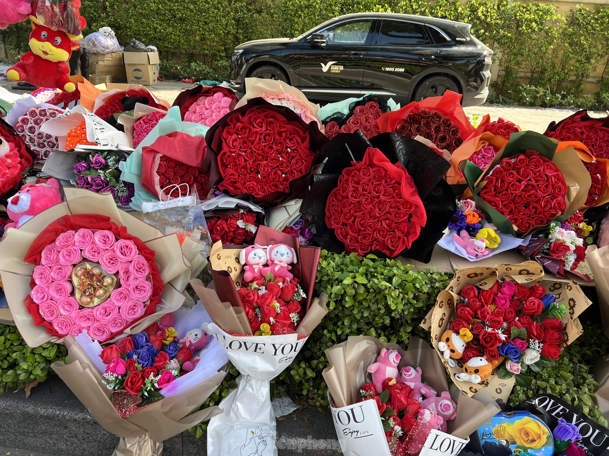 Hoa hồng tươi giảm giá, sức mua chậm trong ngày lễ Tình nhân - Ảnh 10