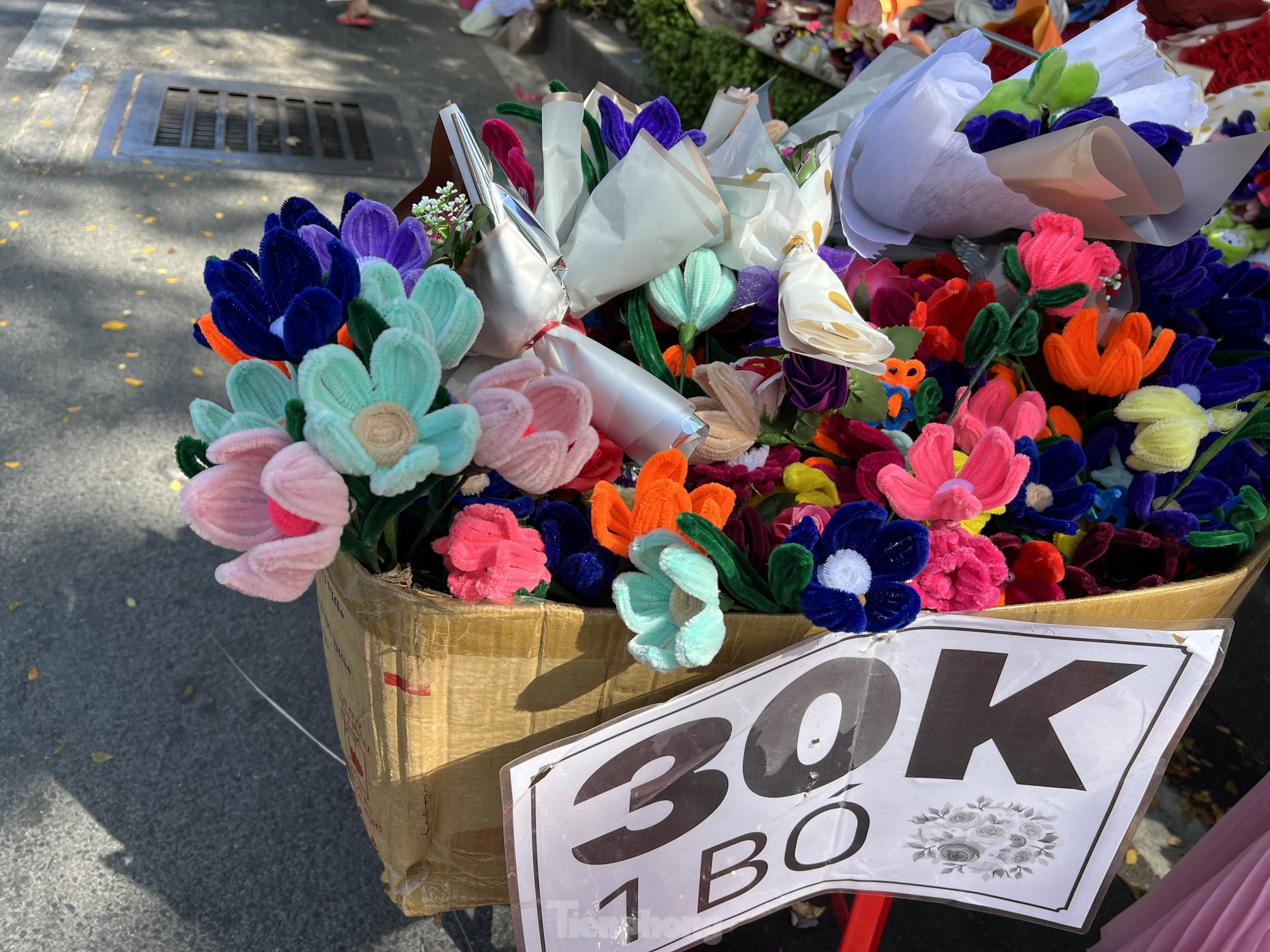 Hoa hồng tươi giảm giá, sức mua chậm trong ngày lễ Tình nhân - Ảnh 9