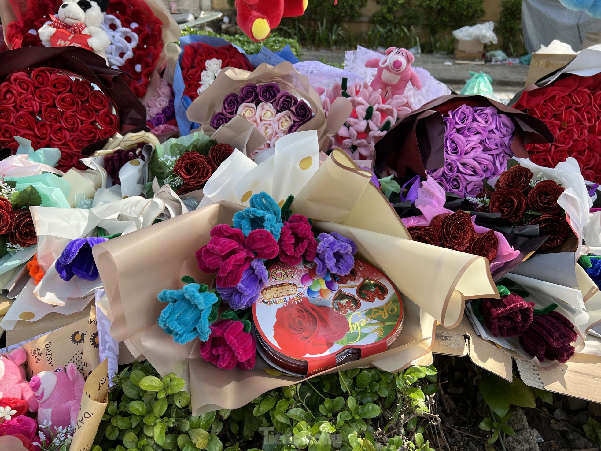 Hoa hồng tươi giảm giá, sức mua chậm trong ngày lễ Tình nhân - Ảnh 12