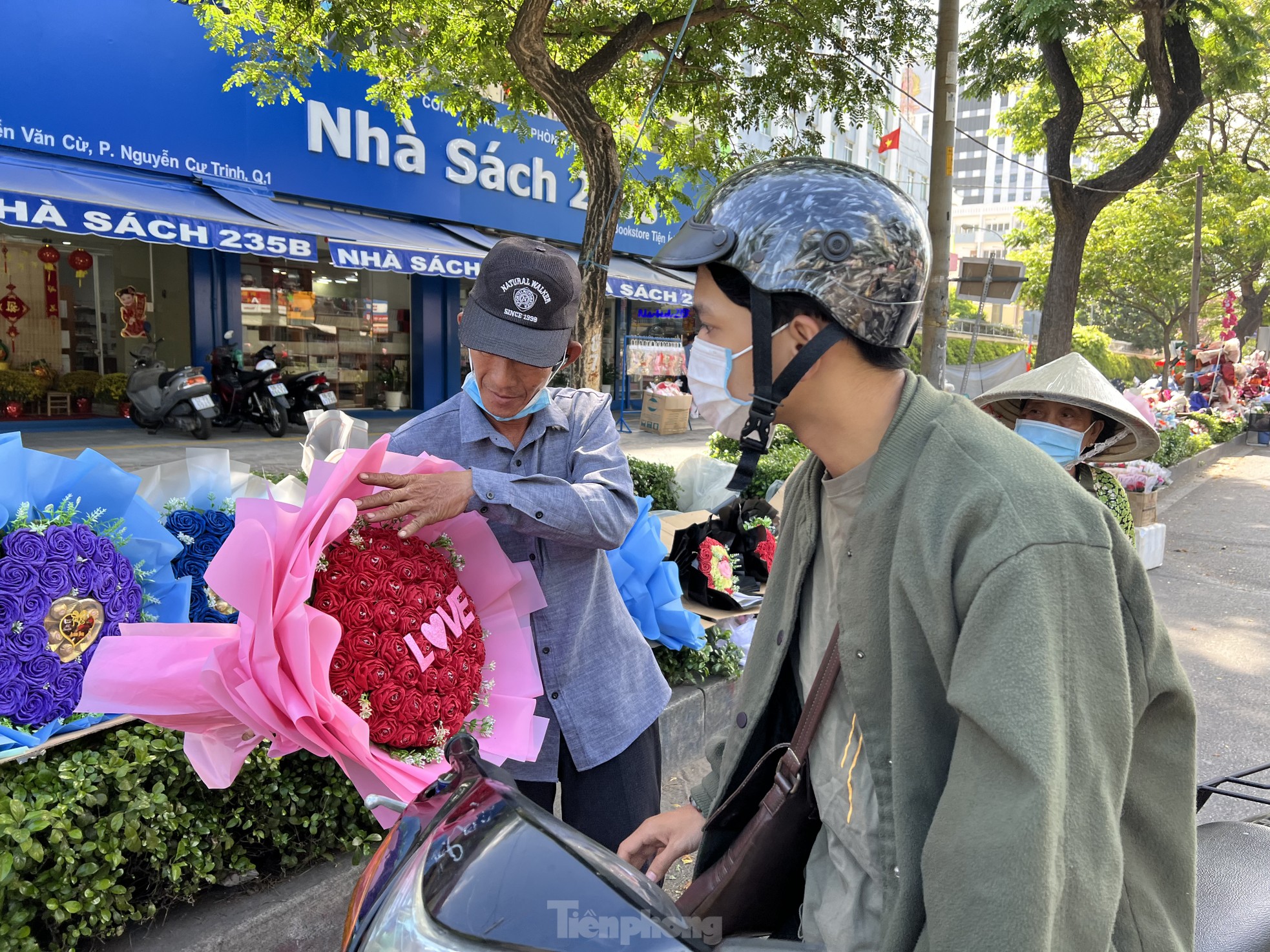 Hoa hồng tươi giảm giá, sức mua chậm trong ngày lễ Tình nhân - Ảnh 13