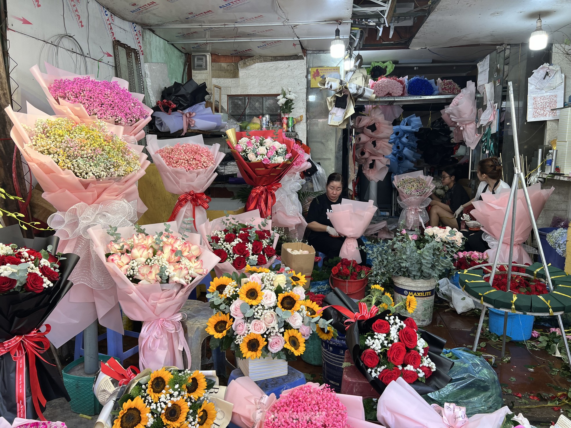 Hoa hồng tươi giảm giá, sức mua chậm trong ngày lễ Tình nhân - Ảnh 1