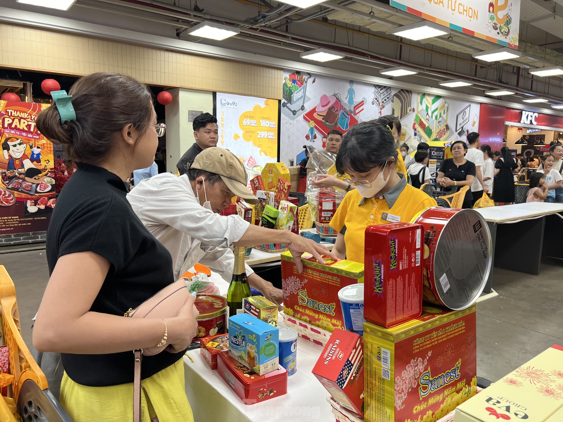 Siêu thị cận Tết: Đêm muộn vẫn xếp hàng 'rồng rắn' chờ thanh toán - Ảnh 9