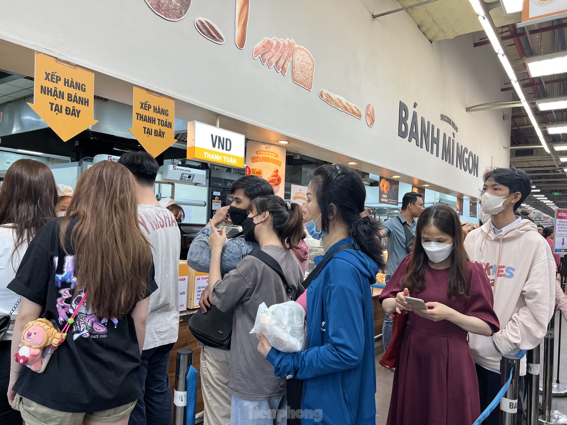 Siêu thị cận Tết: Đêm muộn vẫn xếp hàng 'rồng rắn' chờ thanh toán - Ảnh 8