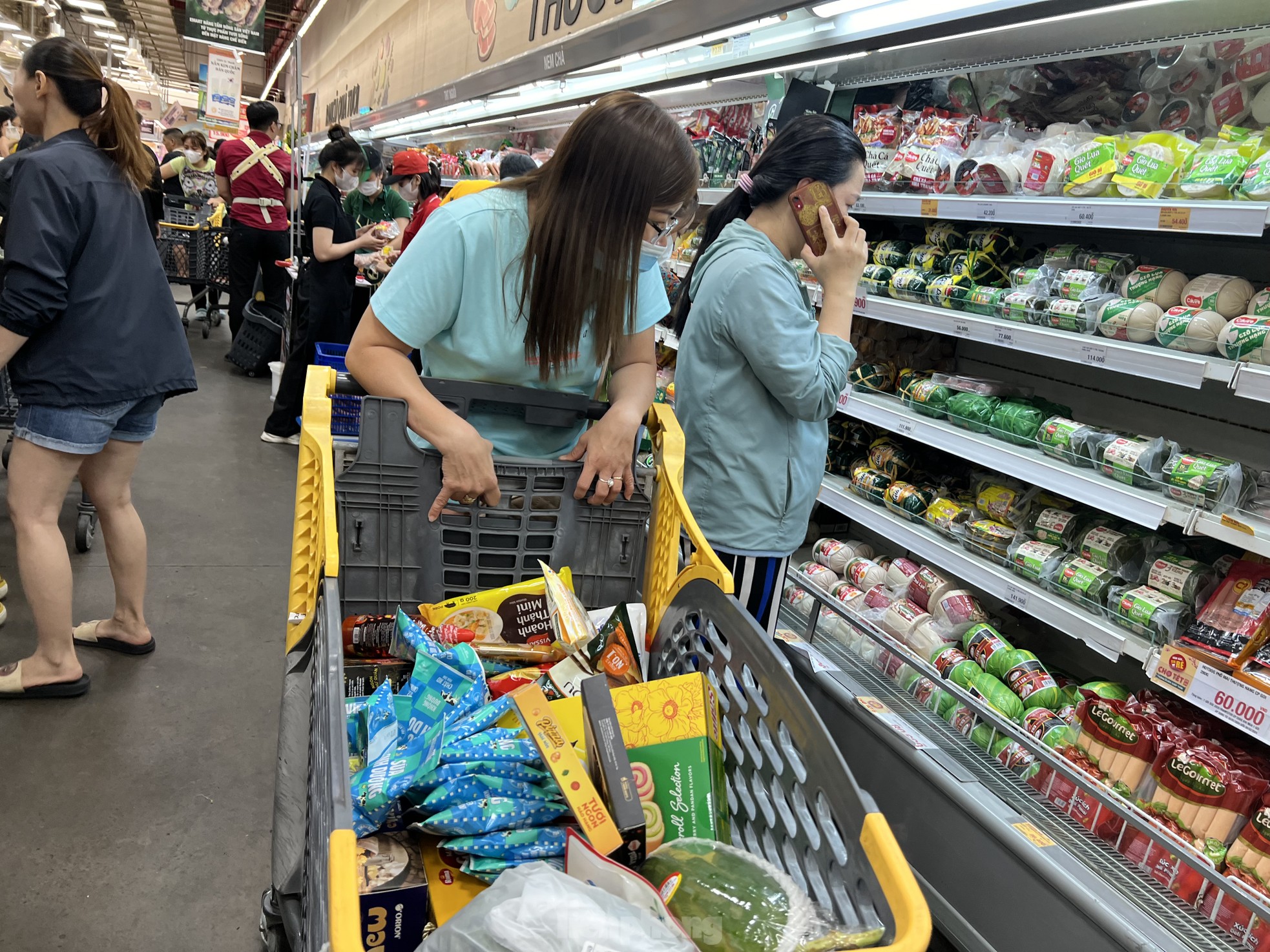 Siêu thị cận Tết: Đêm muộn vẫn xếp hàng 'rồng rắn' chờ thanh toán - Ảnh 7