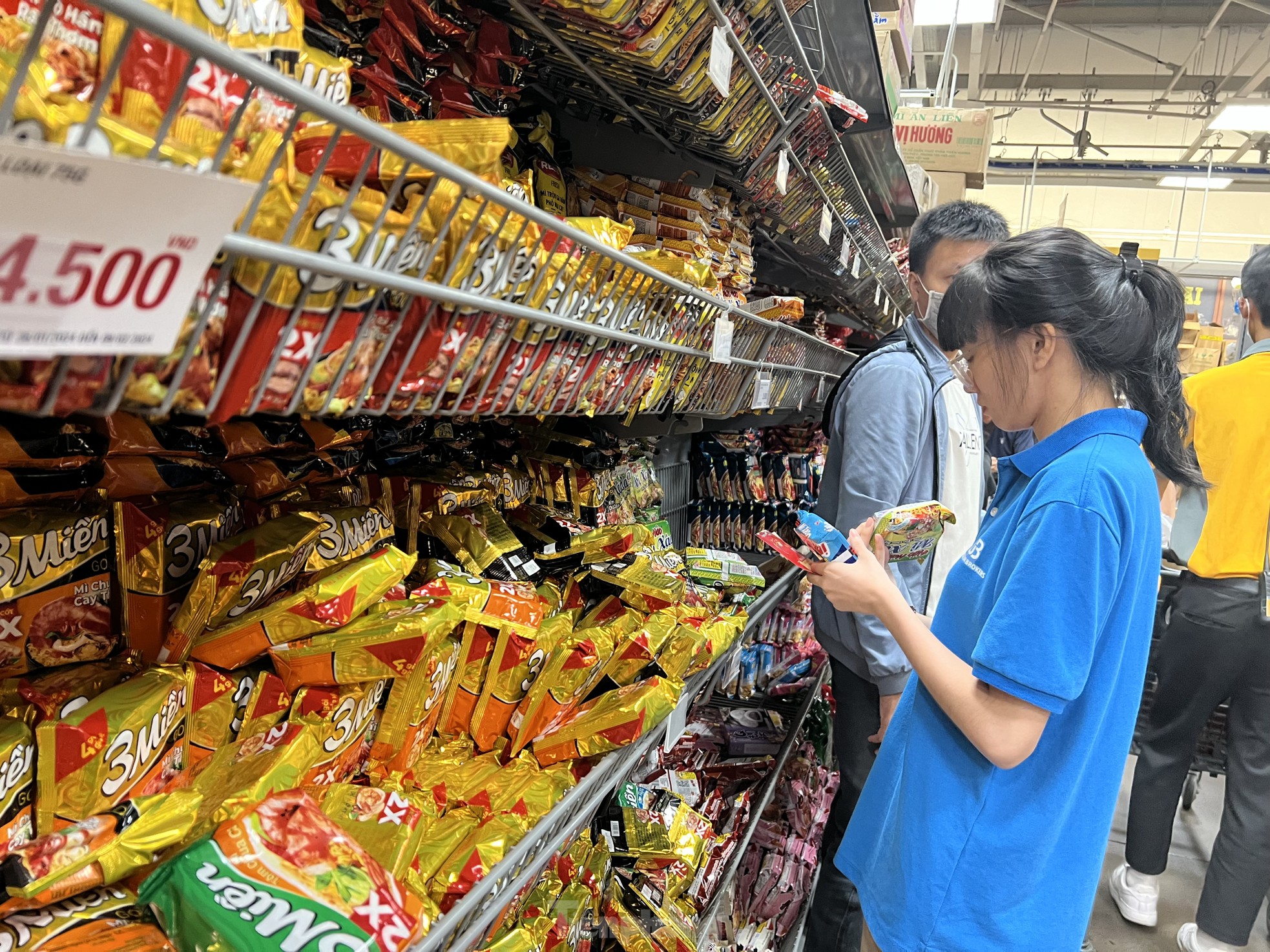 Siêu thị cận Tết: Đêm muộn vẫn xếp hàng 'rồng rắn' chờ thanh toán - Ảnh 5