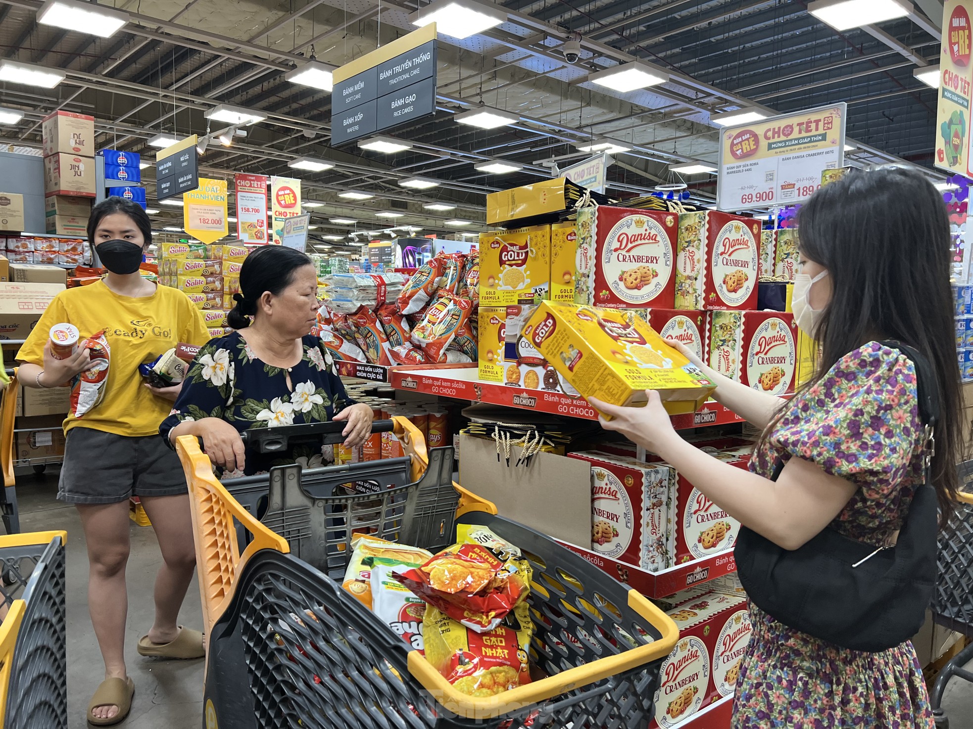 Siêu thị cận Tết: Đêm muộn vẫn xếp hàng 'rồng rắn' chờ thanh toán - Ảnh 6