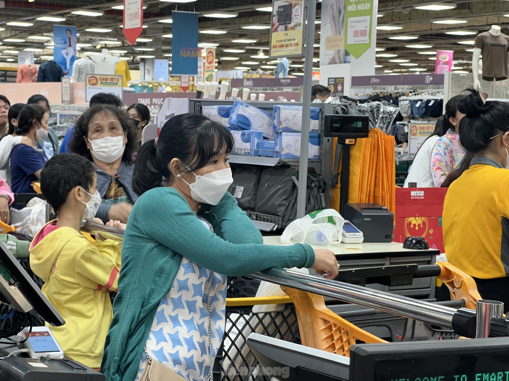 Siêu thị cận Tết: Đêm muộn vẫn xếp hàng 'rồng rắn' chờ thanh toán - Ảnh 12