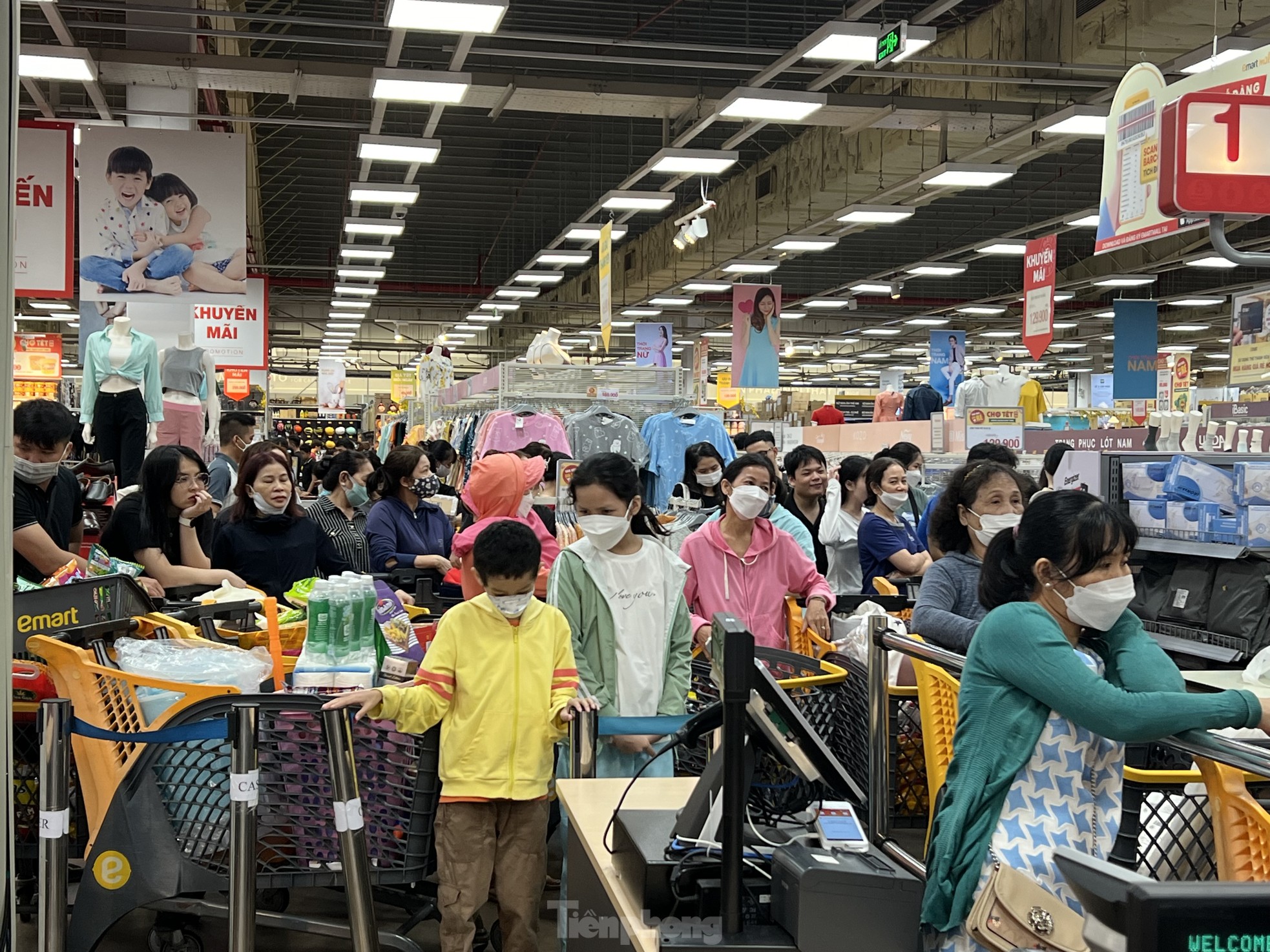 Siêu thị cận Tết: Đêm muộn vẫn xếp hàng 'rồng rắn' chờ thanh toán - Ảnh 13