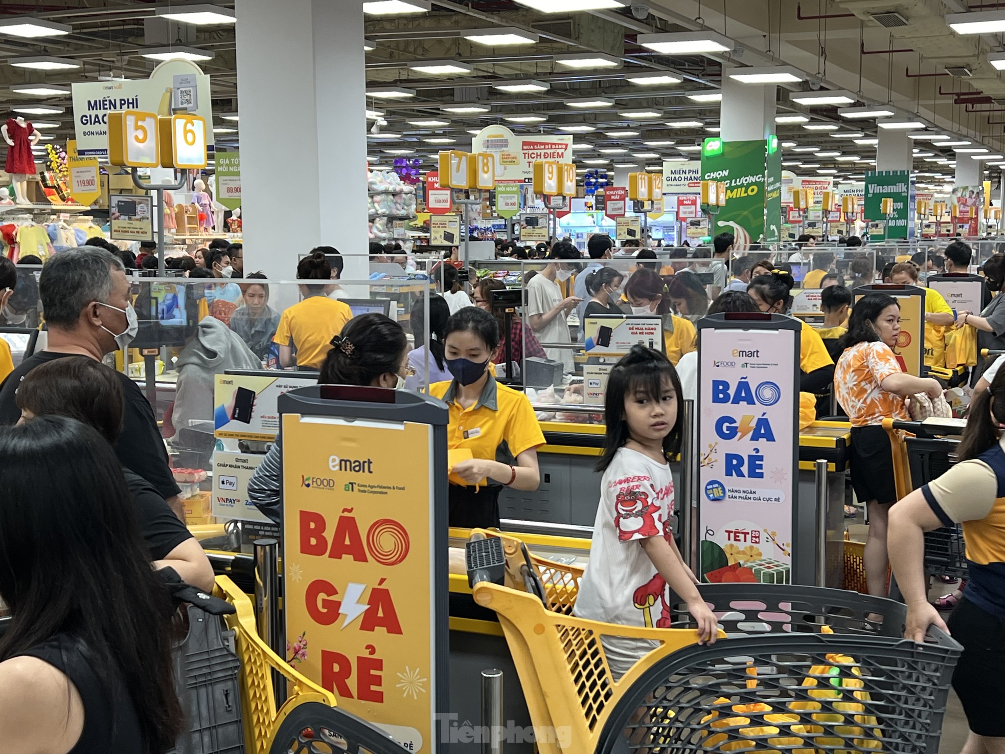 Siêu thị cận Tết: Đêm muộn vẫn xếp hàng 'rồng rắn' chờ thanh toán - Ảnh 10