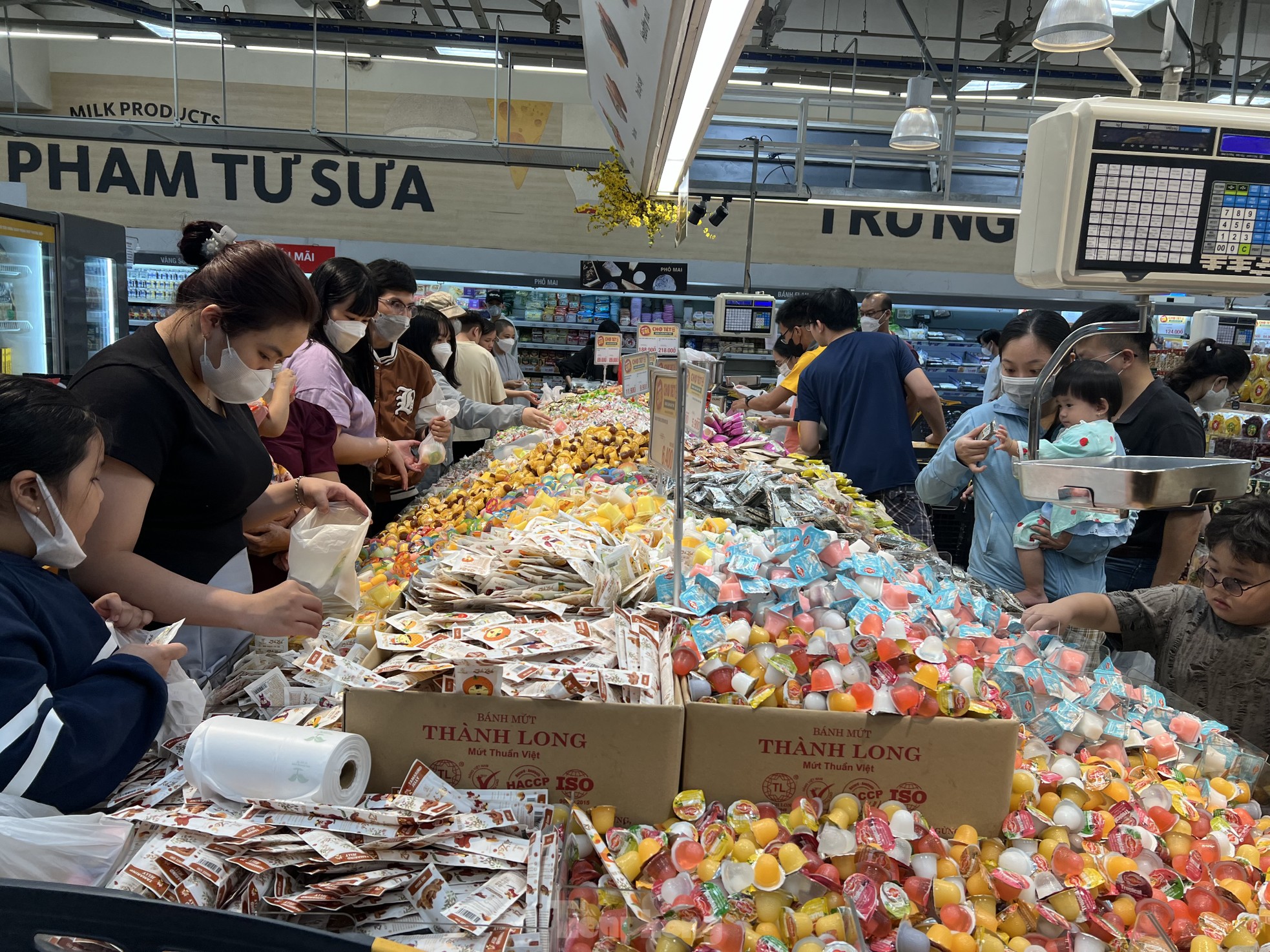 Siêu thị cận Tết: Đêm muộn vẫn xếp hàng 'rồng rắn' chờ thanh toán - Ảnh 1