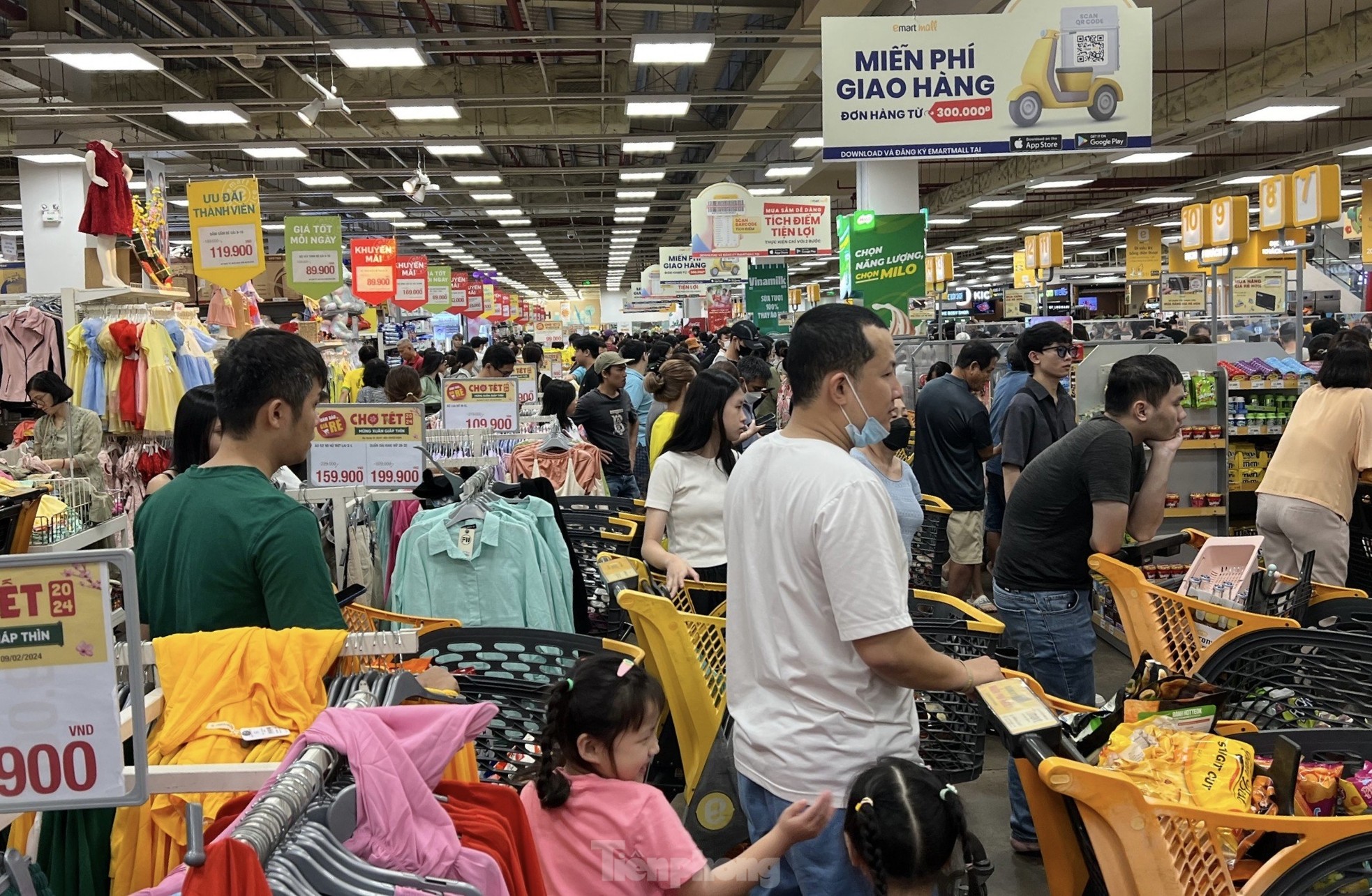 Siêu thị cận Tết: Đêm muộn vẫn xếp hàng 'rồng rắn' chờ thanh toán - Ảnh 11