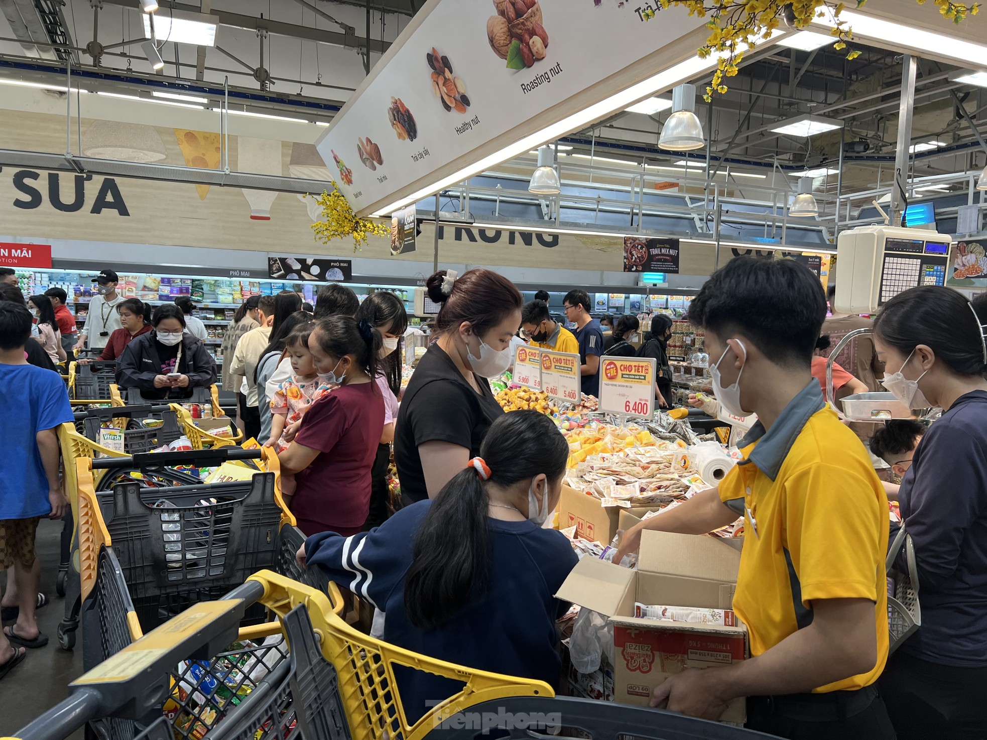 Siêu thị cận Tết: Đêm muộn vẫn xếp hàng 'rồng rắn' chờ thanh toán - Ảnh 3