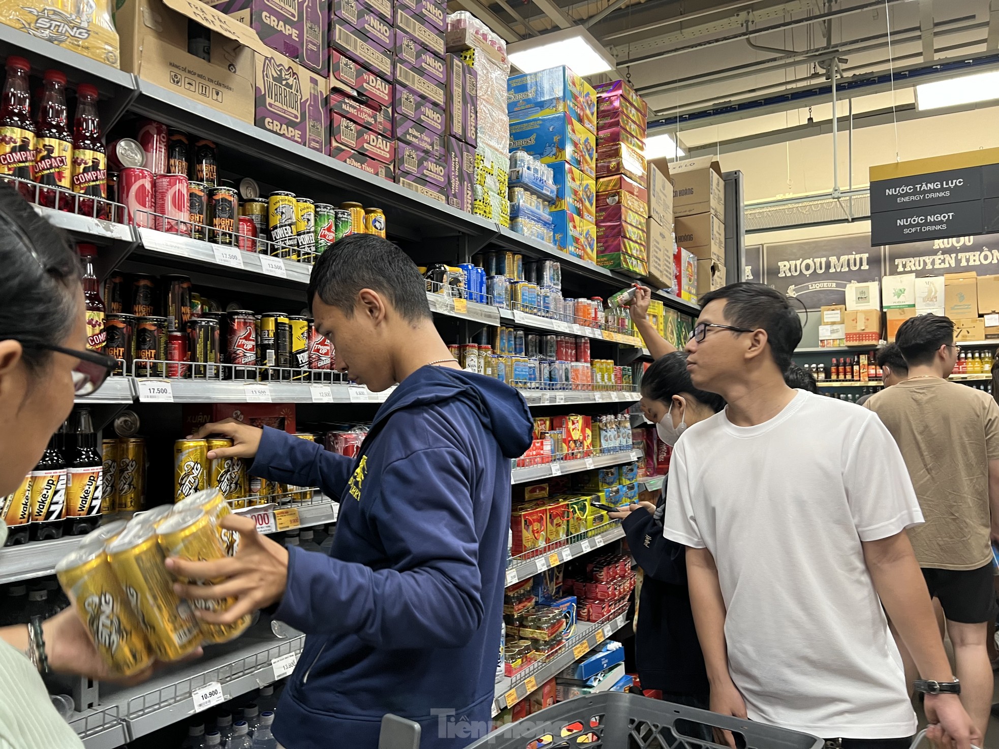 Siêu thị cận Tết: Đêm muộn vẫn xếp hàng 'rồng rắn' chờ thanh toán - Ảnh 4